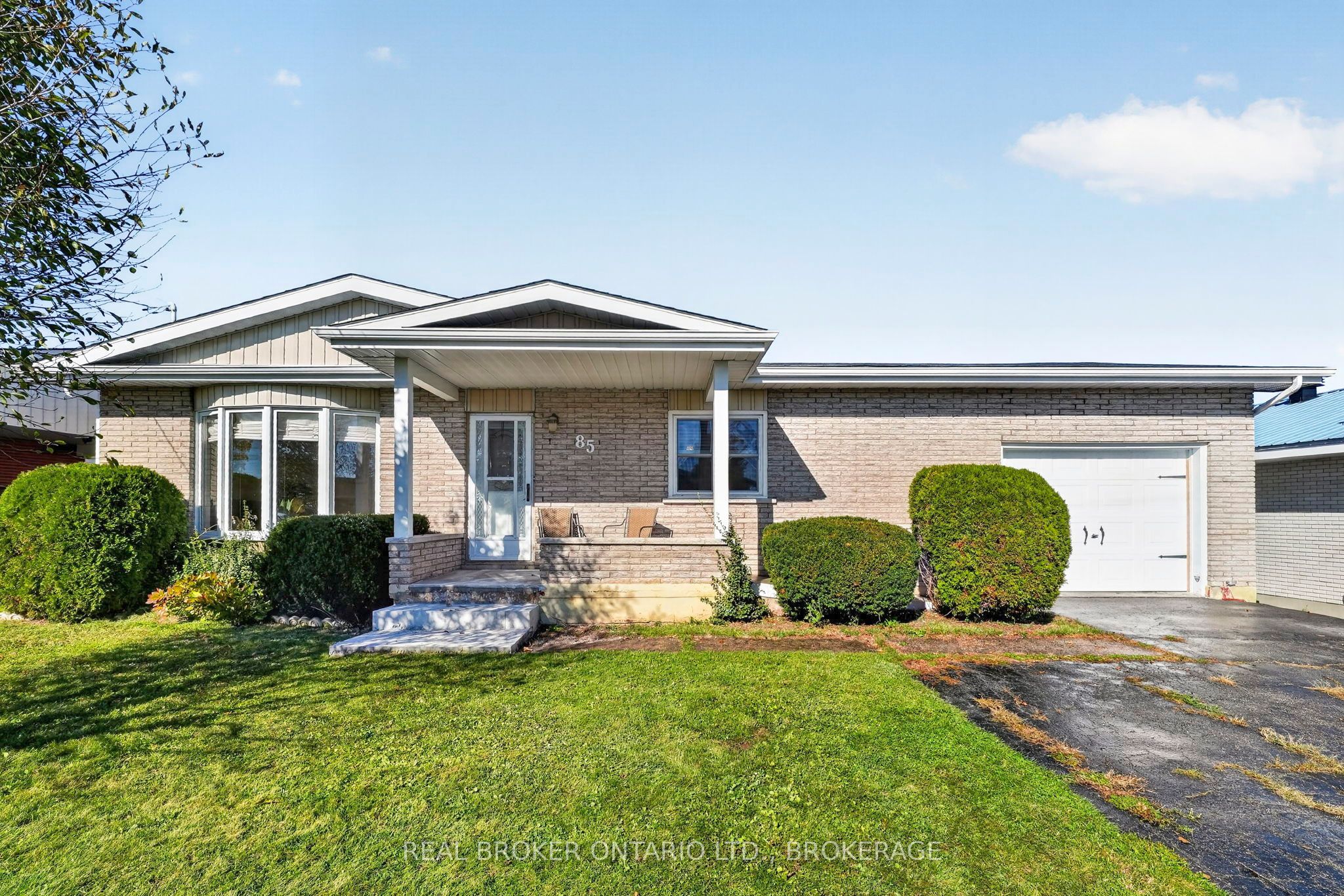 85 Victoria Street W Property Photo 1