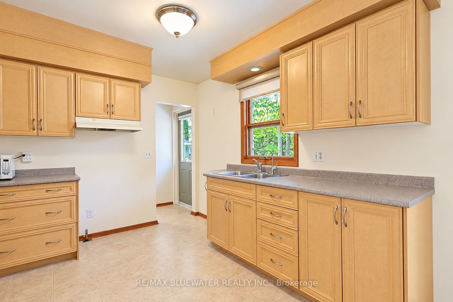 10138 Edmonds Boulevard Property Photo 3