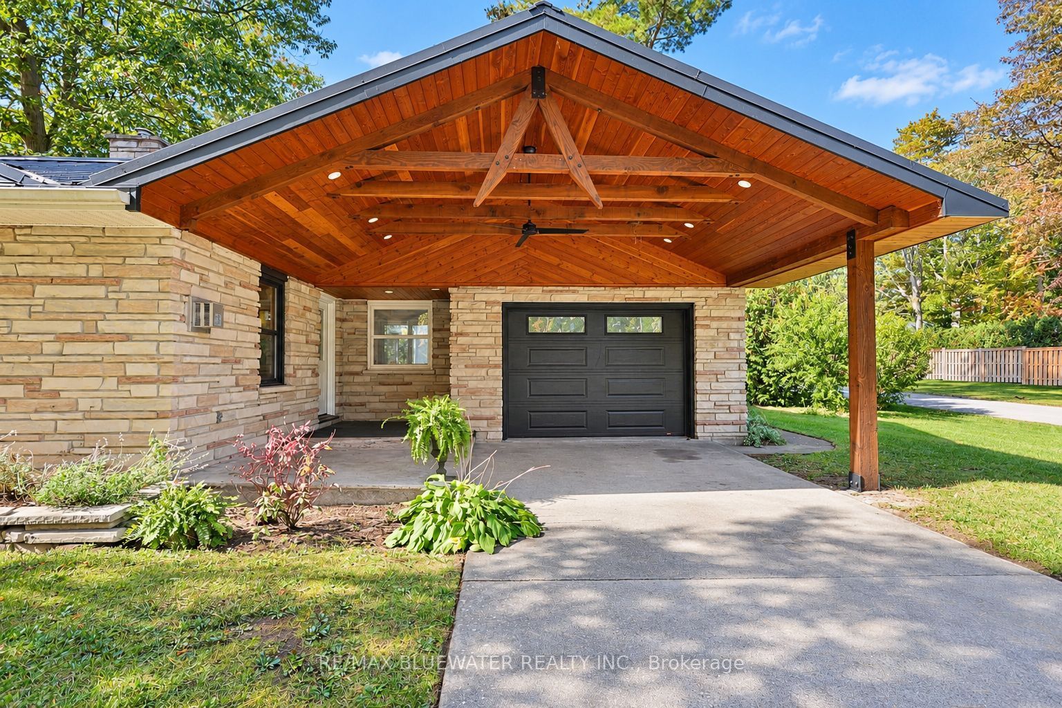 10138 Edmonds Boulevard Property Photo 7