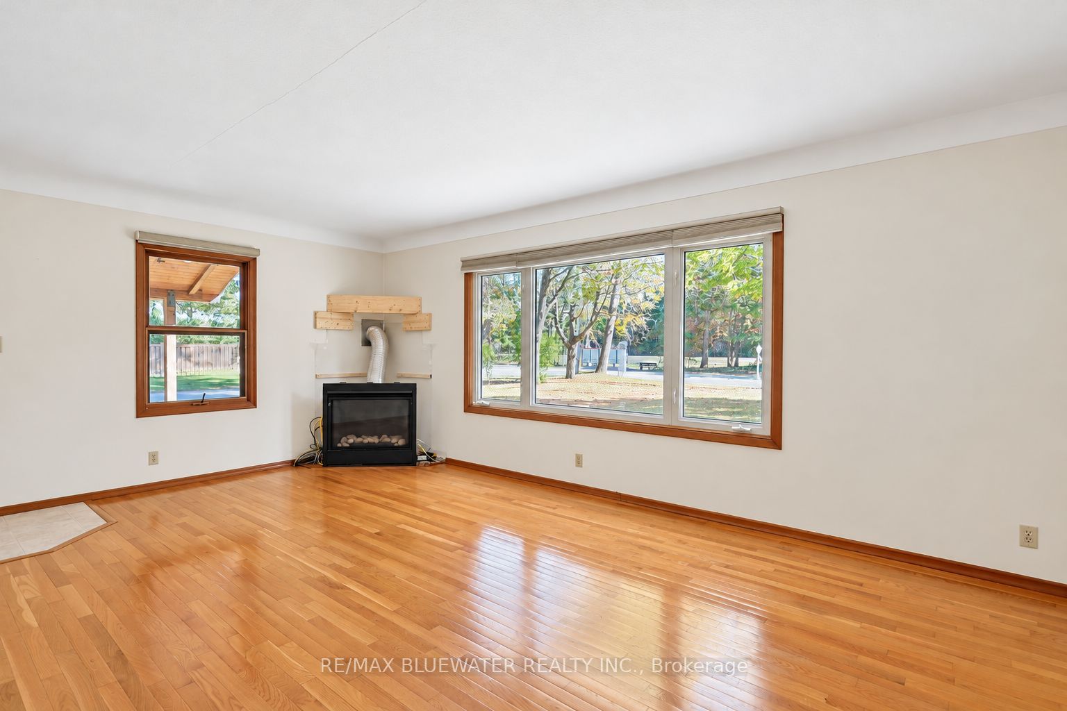 10138 Edmonds Boulevard Property Photo 9