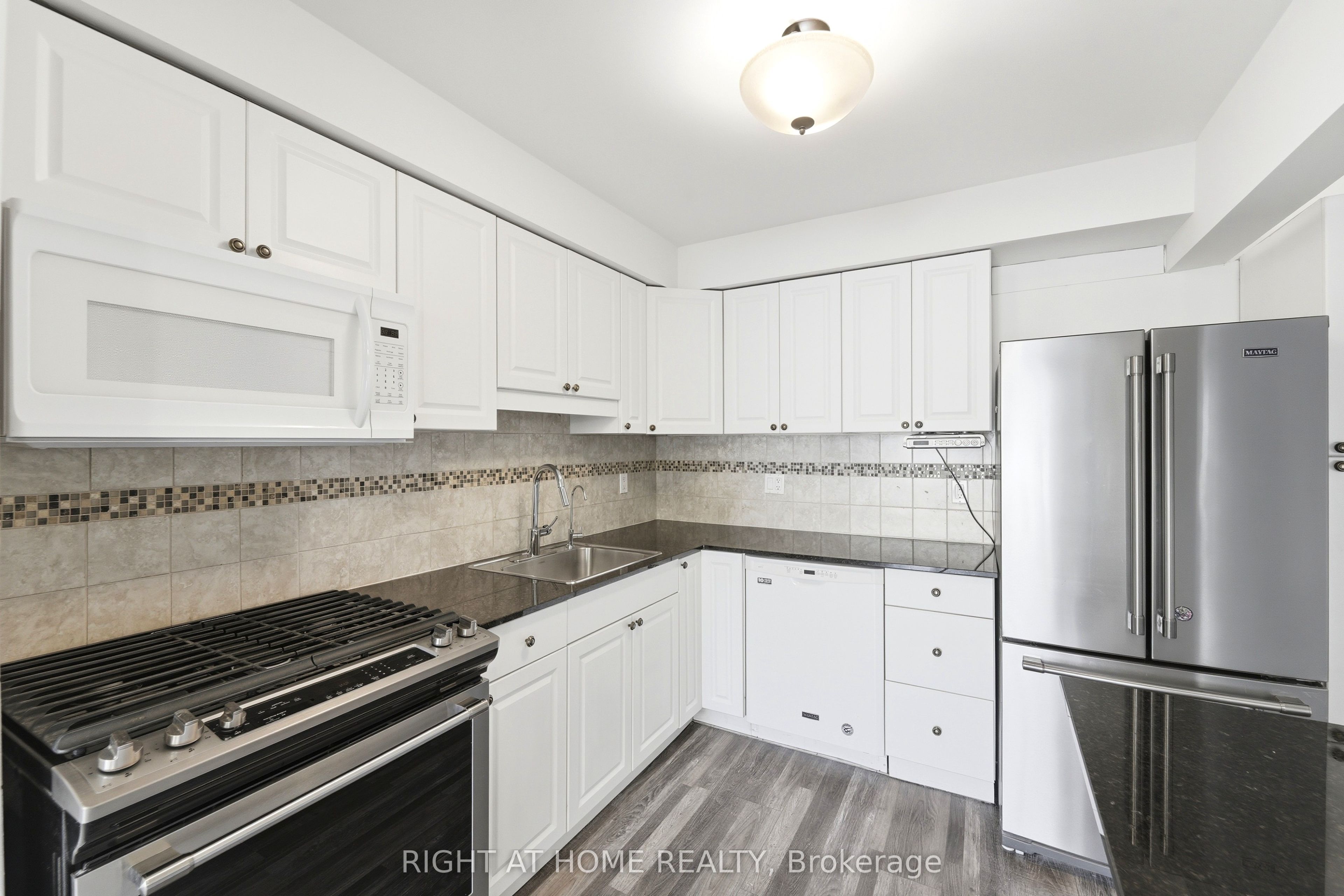 591 Eighth E 13 Property Photo 15
