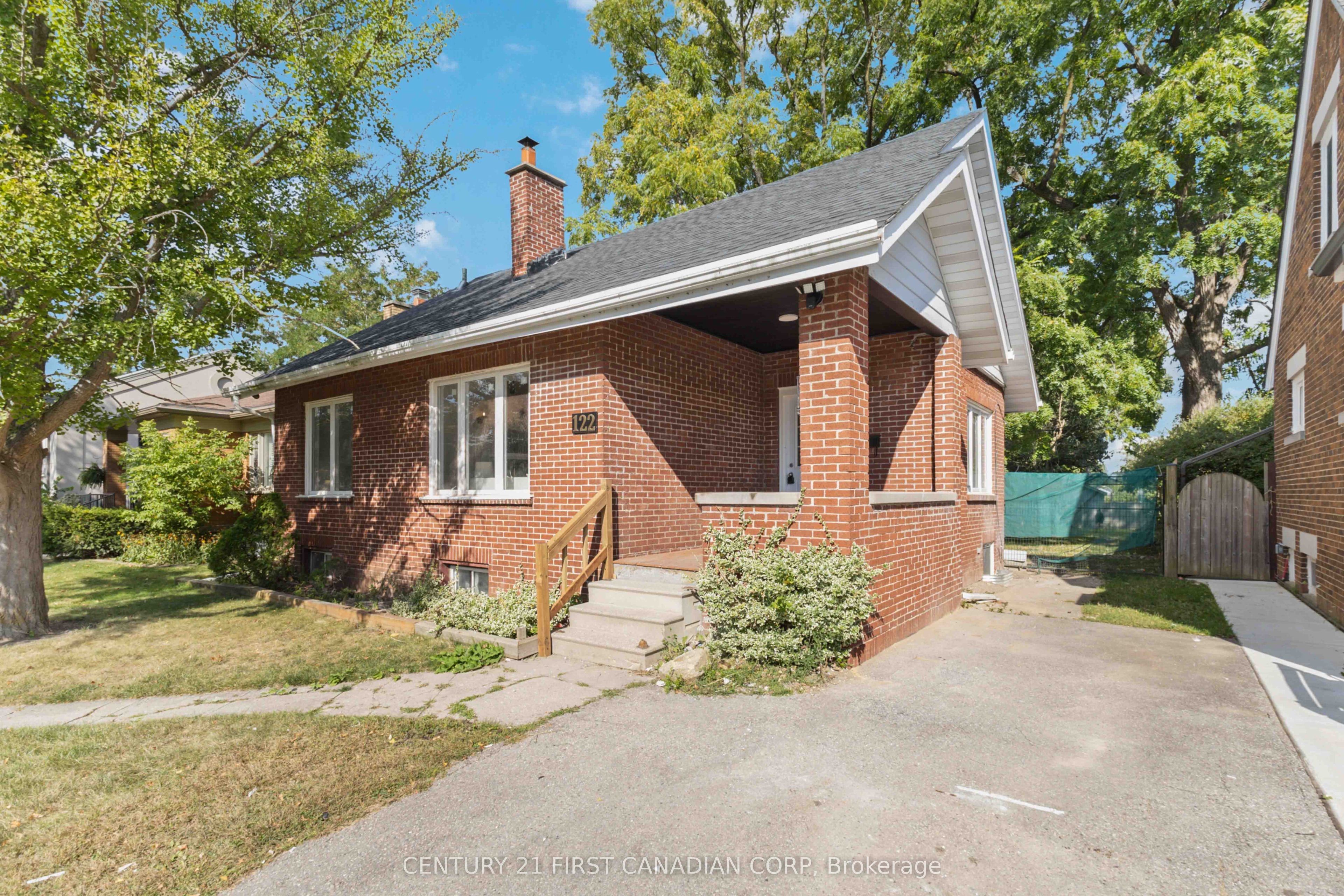 122 Windsor Crescent Main Property Photo 2