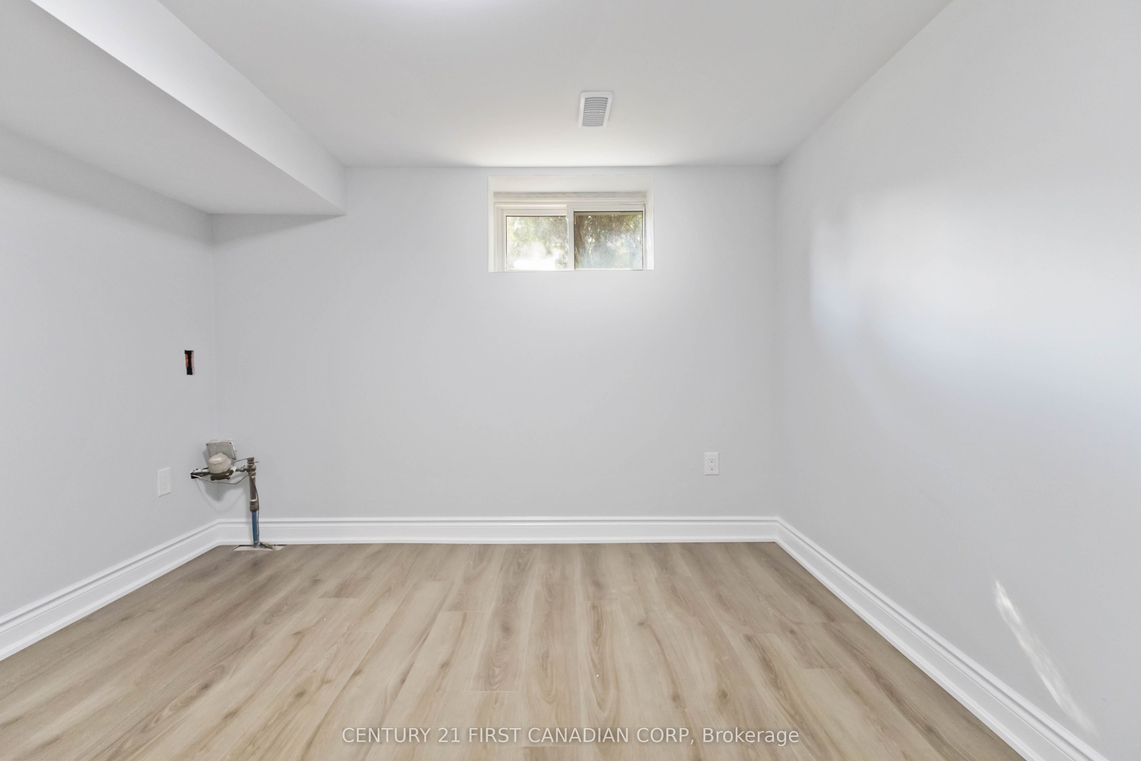 122 Windsor Crescent Property Photo 24