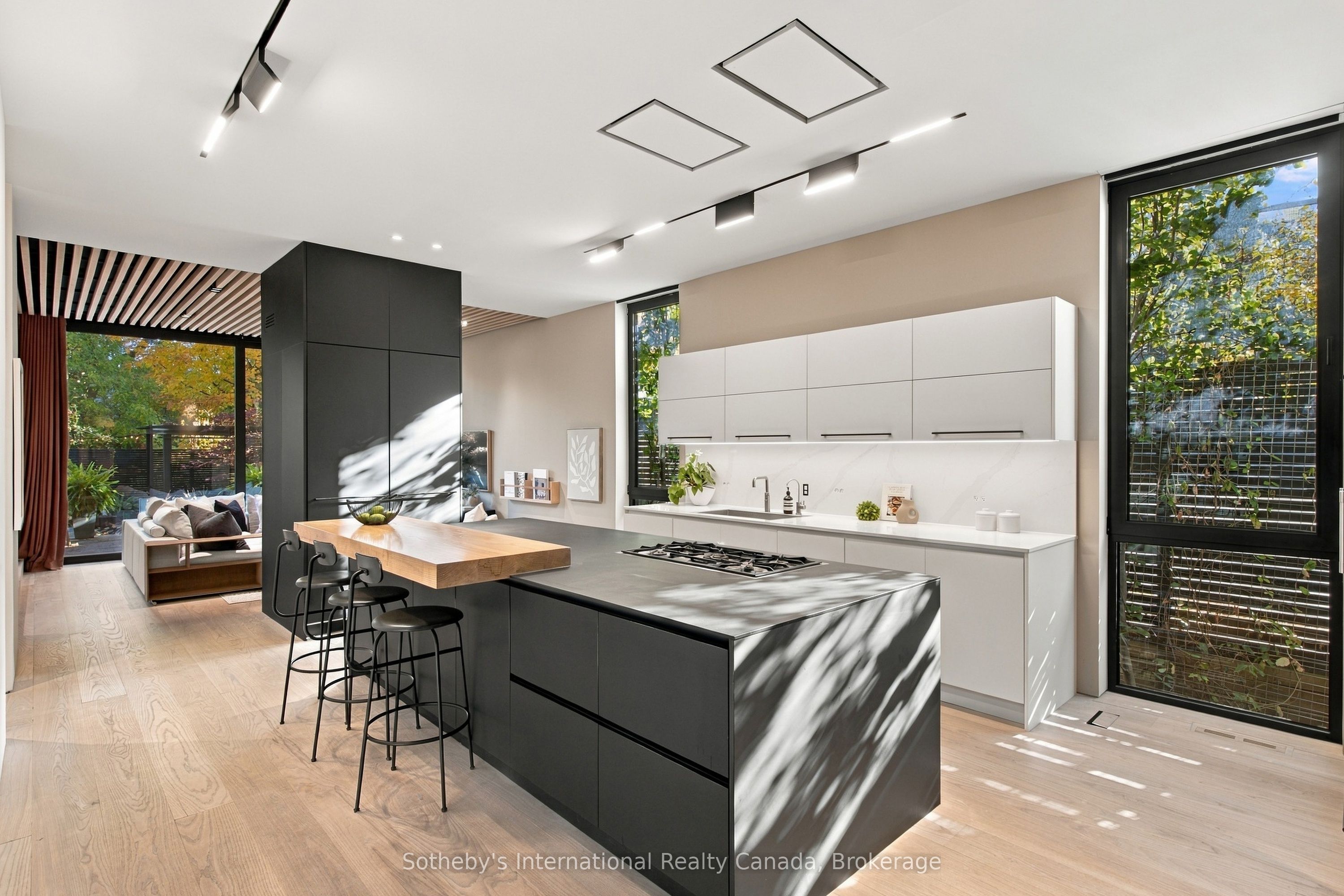 32 Ahrens Street W Property Photo 4