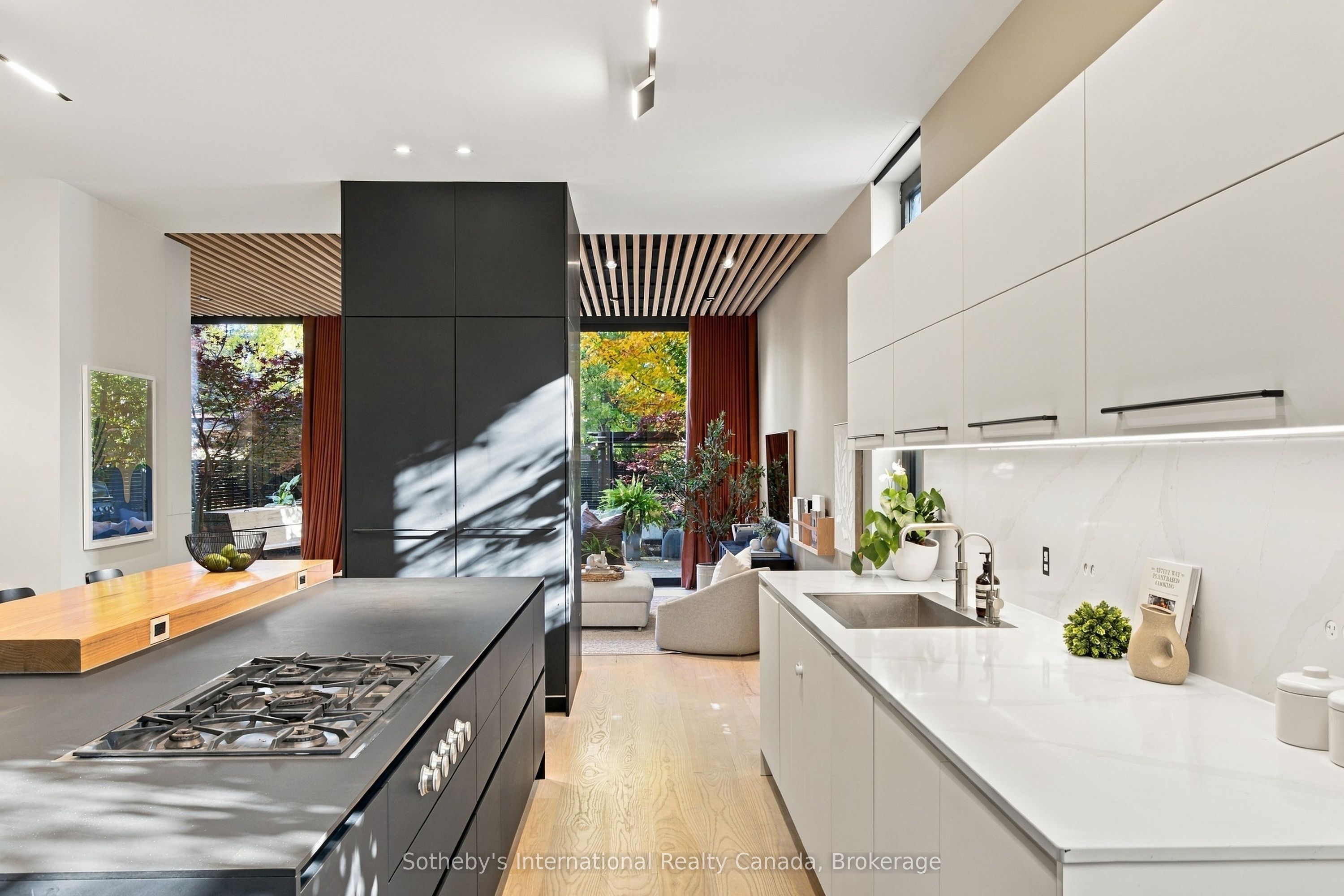 32 Ahrens Street W Property Photo 5
