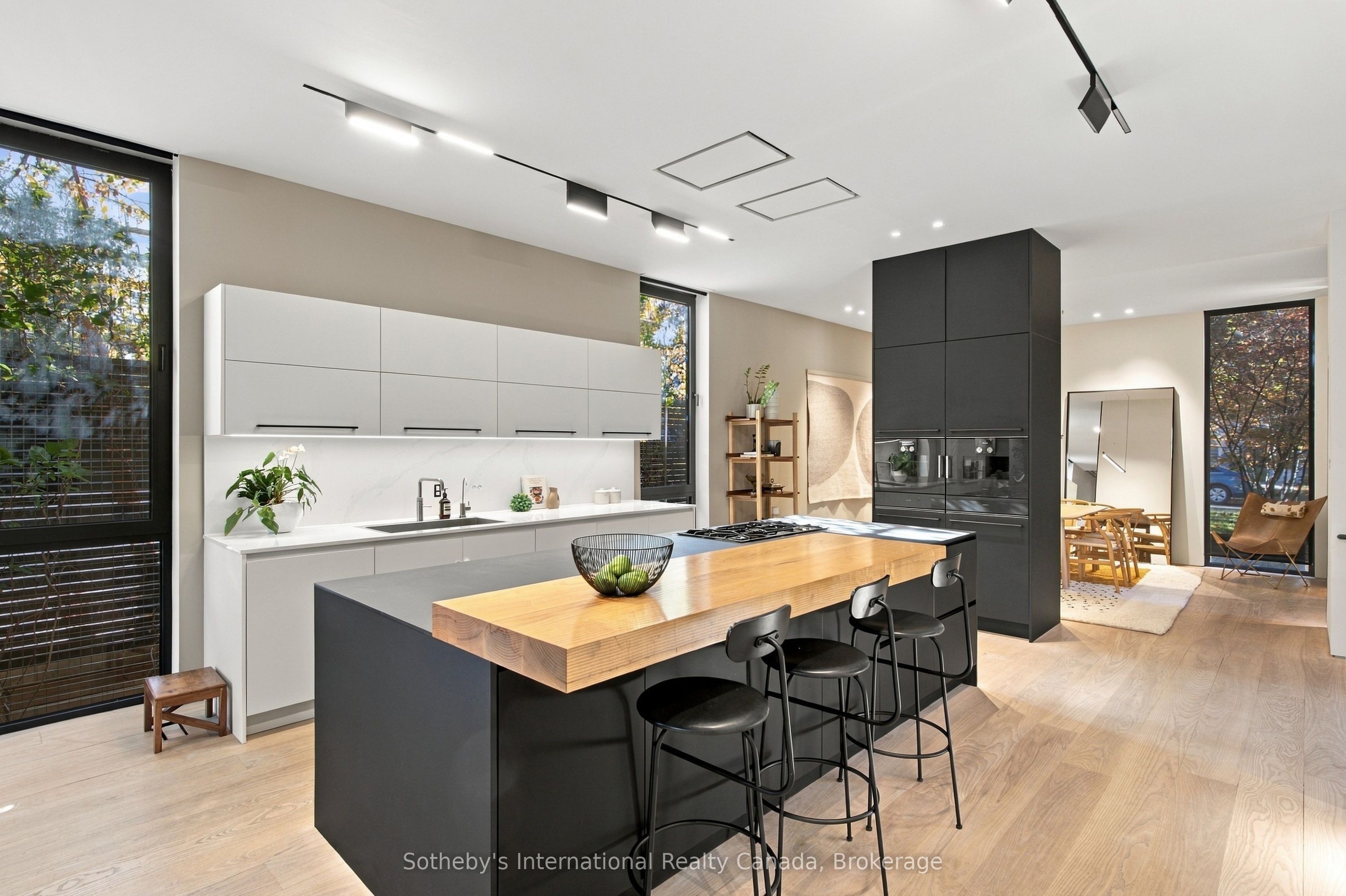 32 Ahrens Street W Property Photo 6