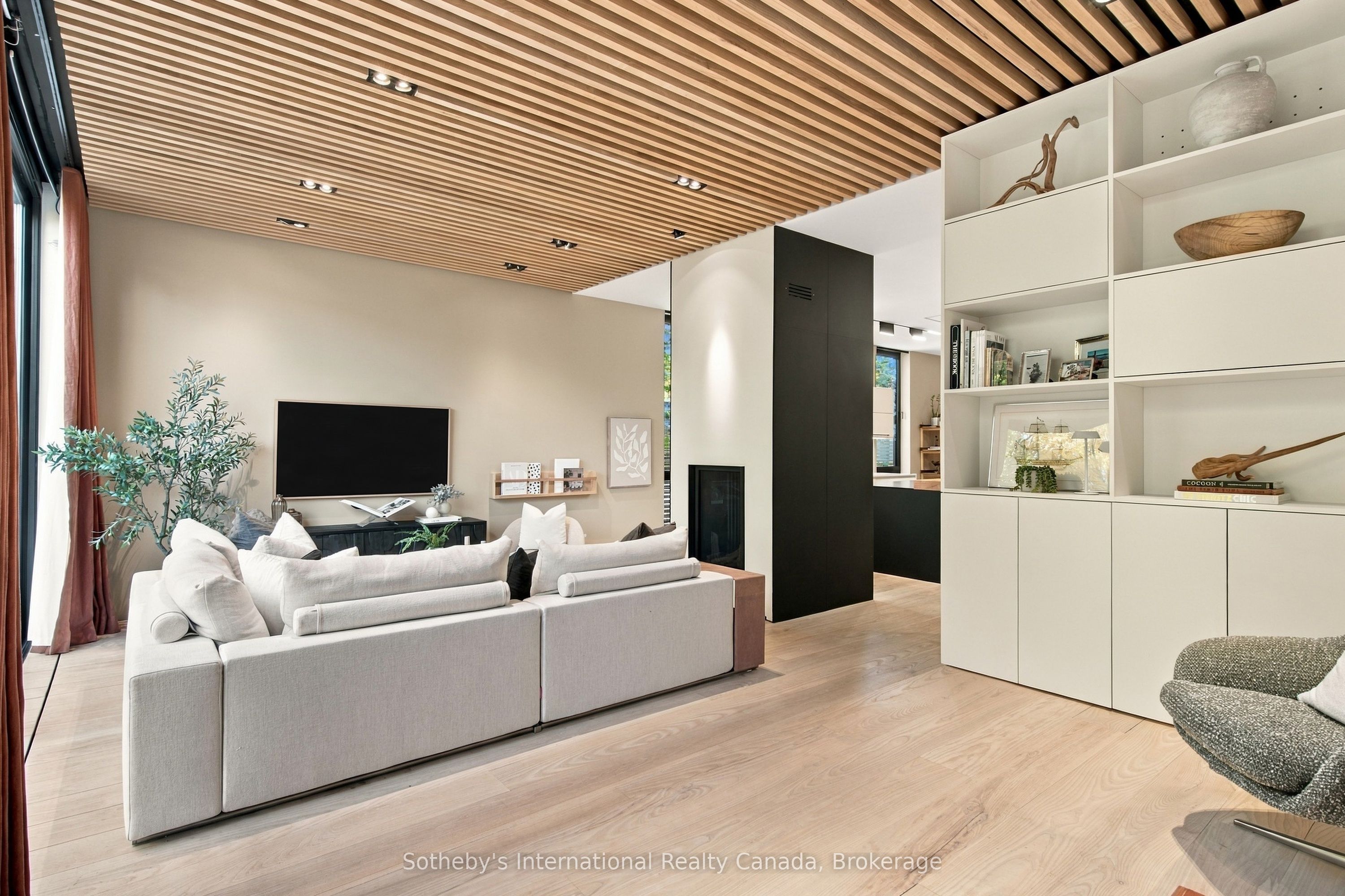 32 Ahrens Street W Property Photo 10