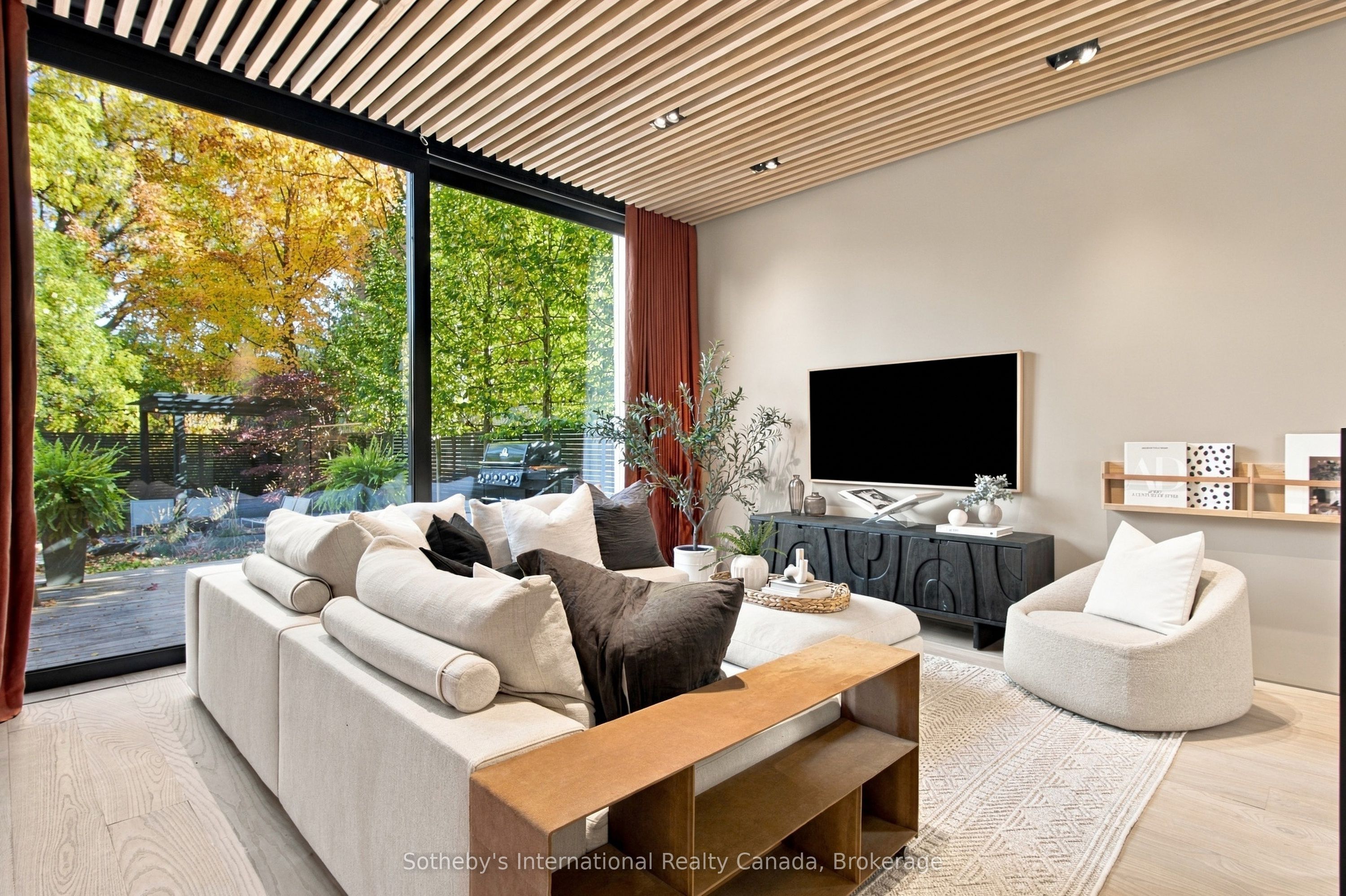 32 Ahrens Street W Property Photo 12