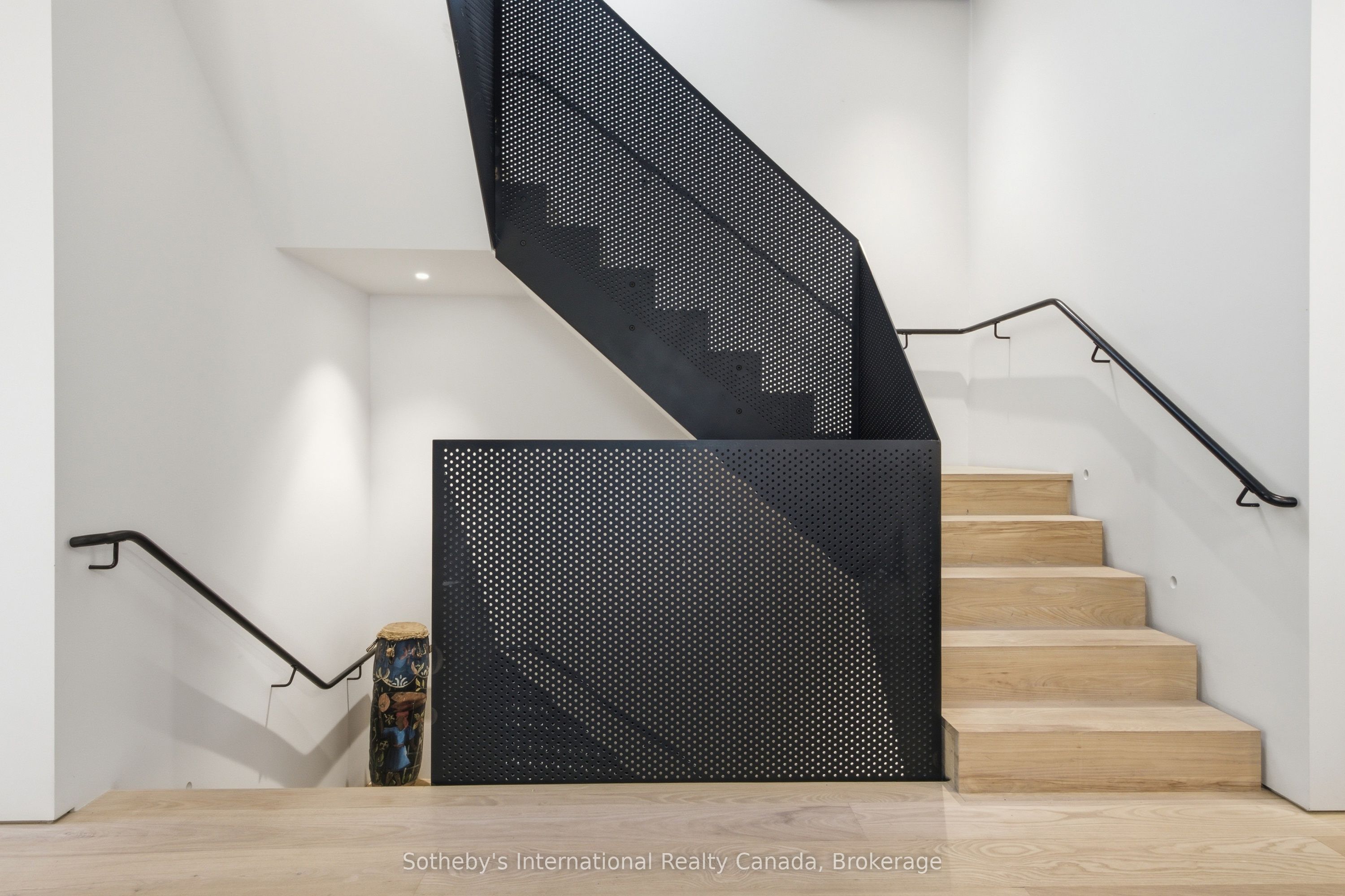 32 Ahrens Street W Property Photo 14