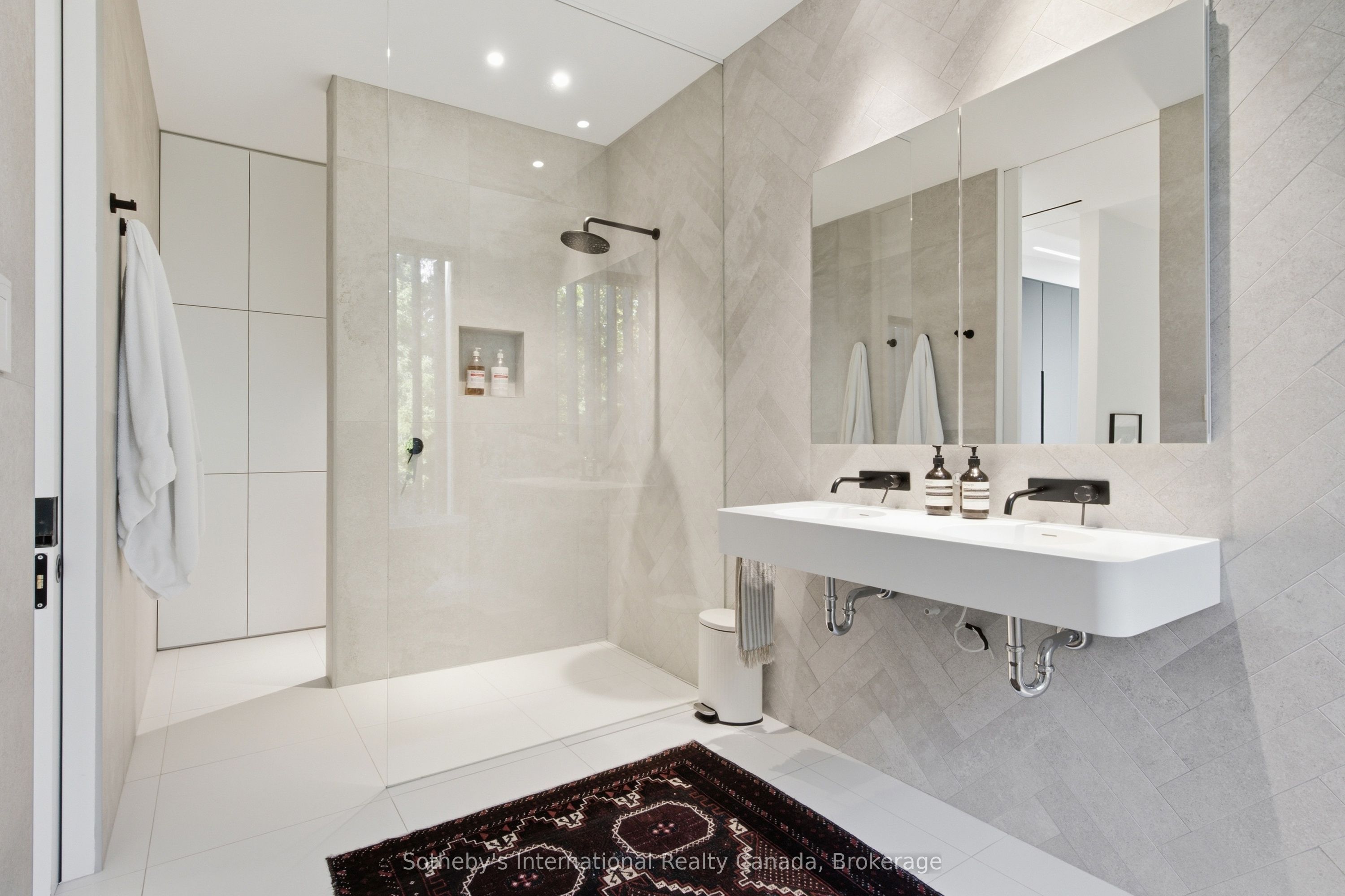 32 Ahrens Street W Property Photo 20