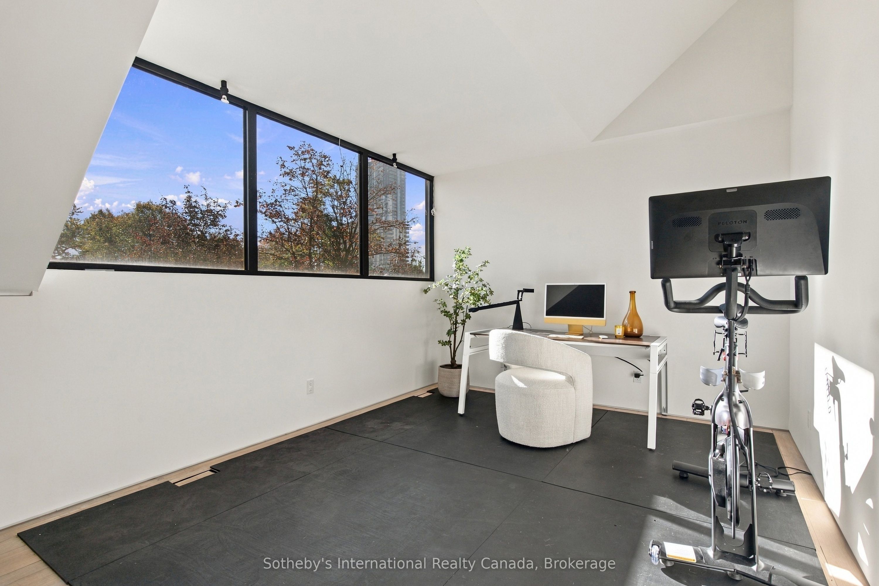 32 Ahrens Street W Property Photo 30