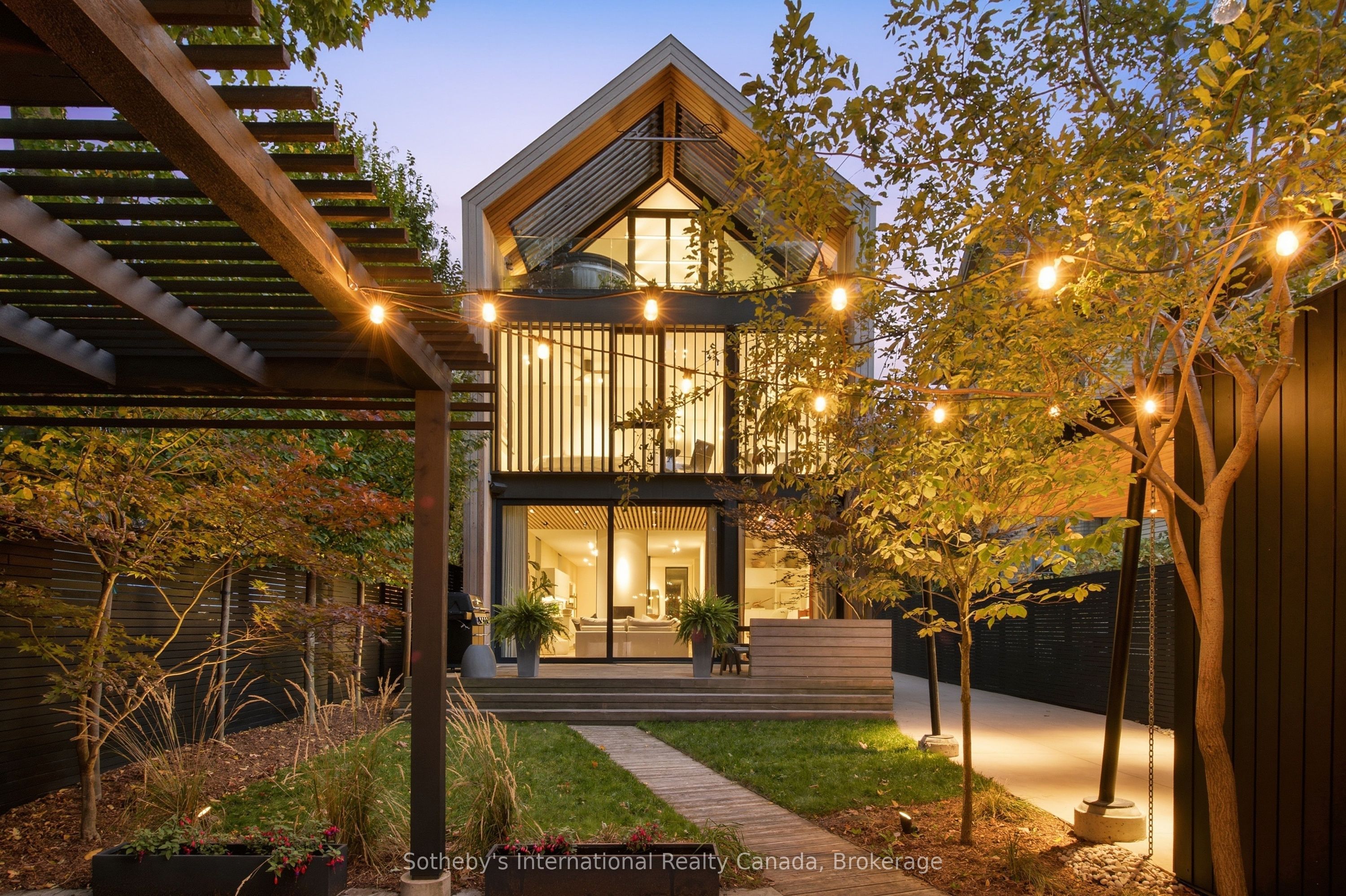 32 Ahrens Street W Property Photo 40