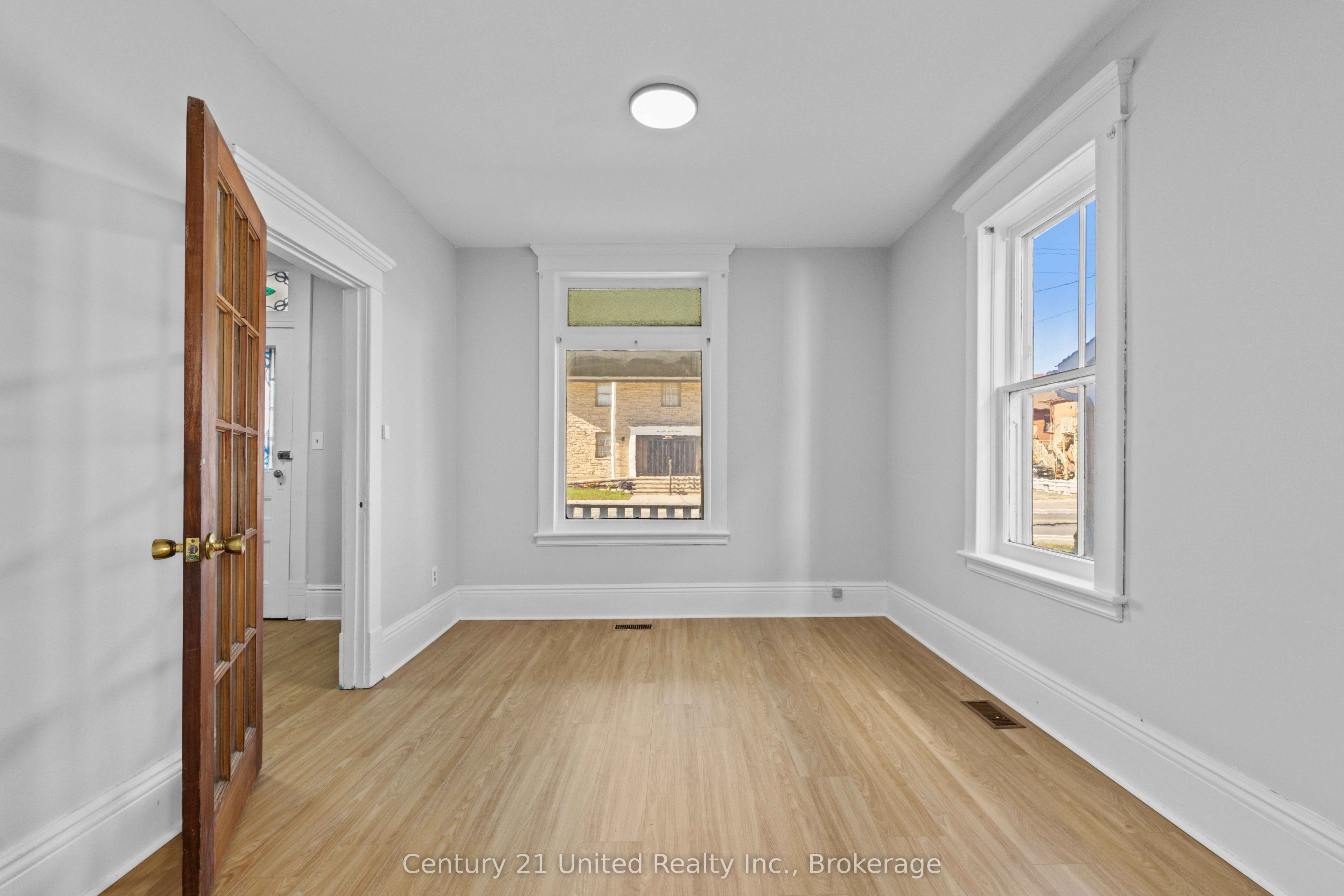 436 George Street S Property Photo 6