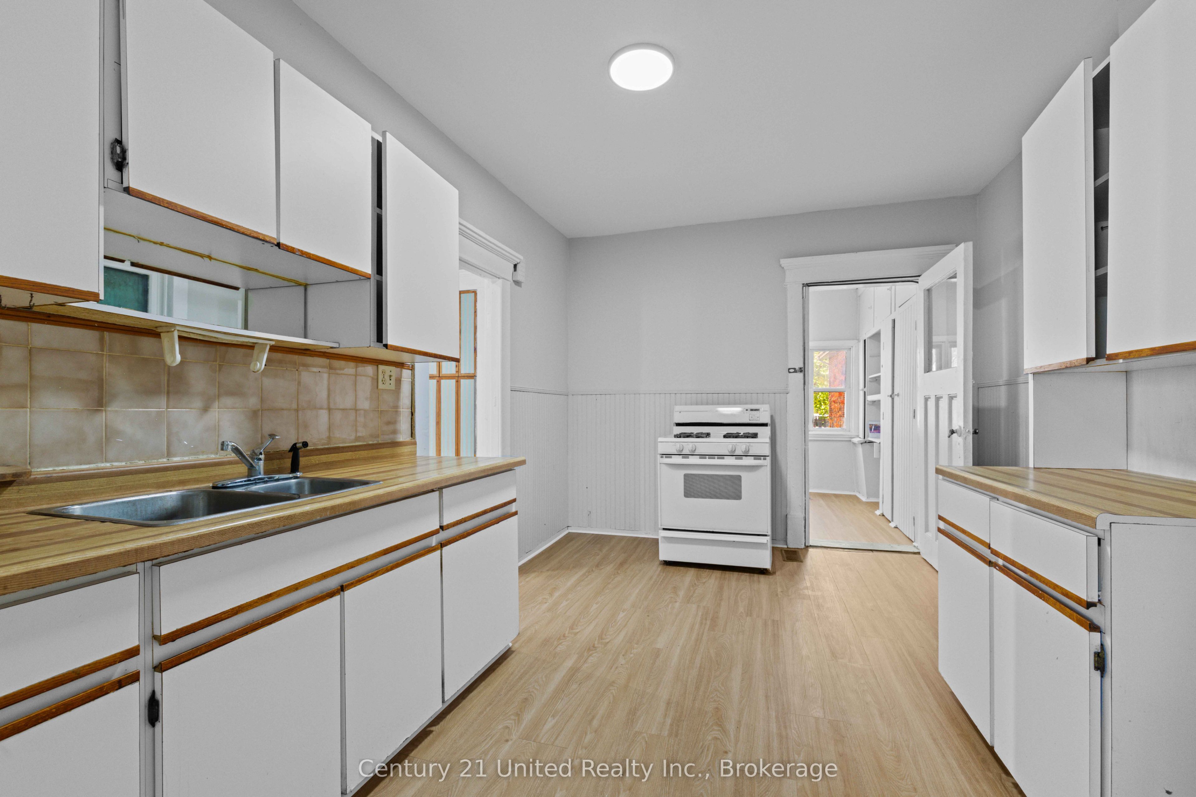 436 George Street S Property Photo 10