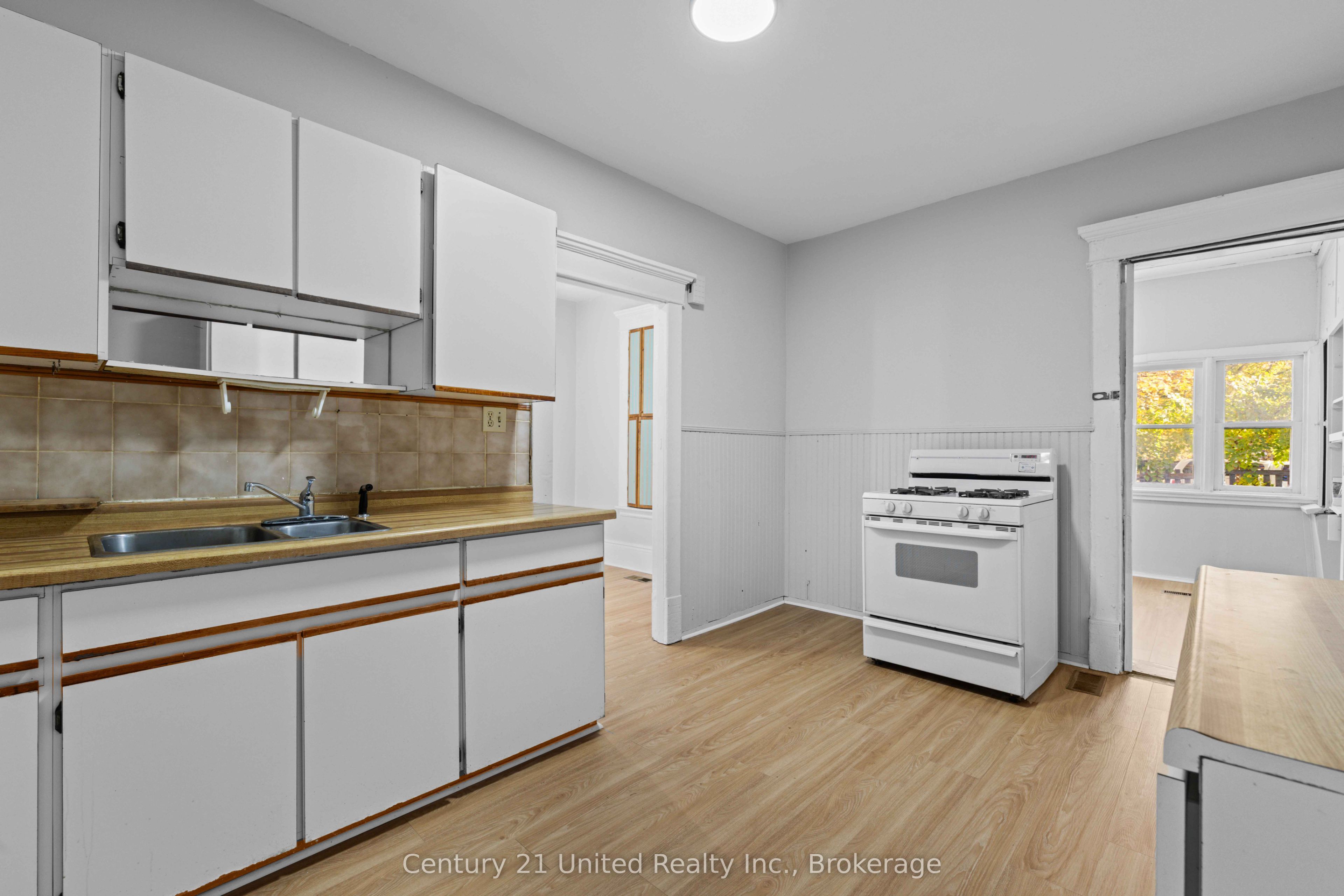 436 George Street S Property Photo 11