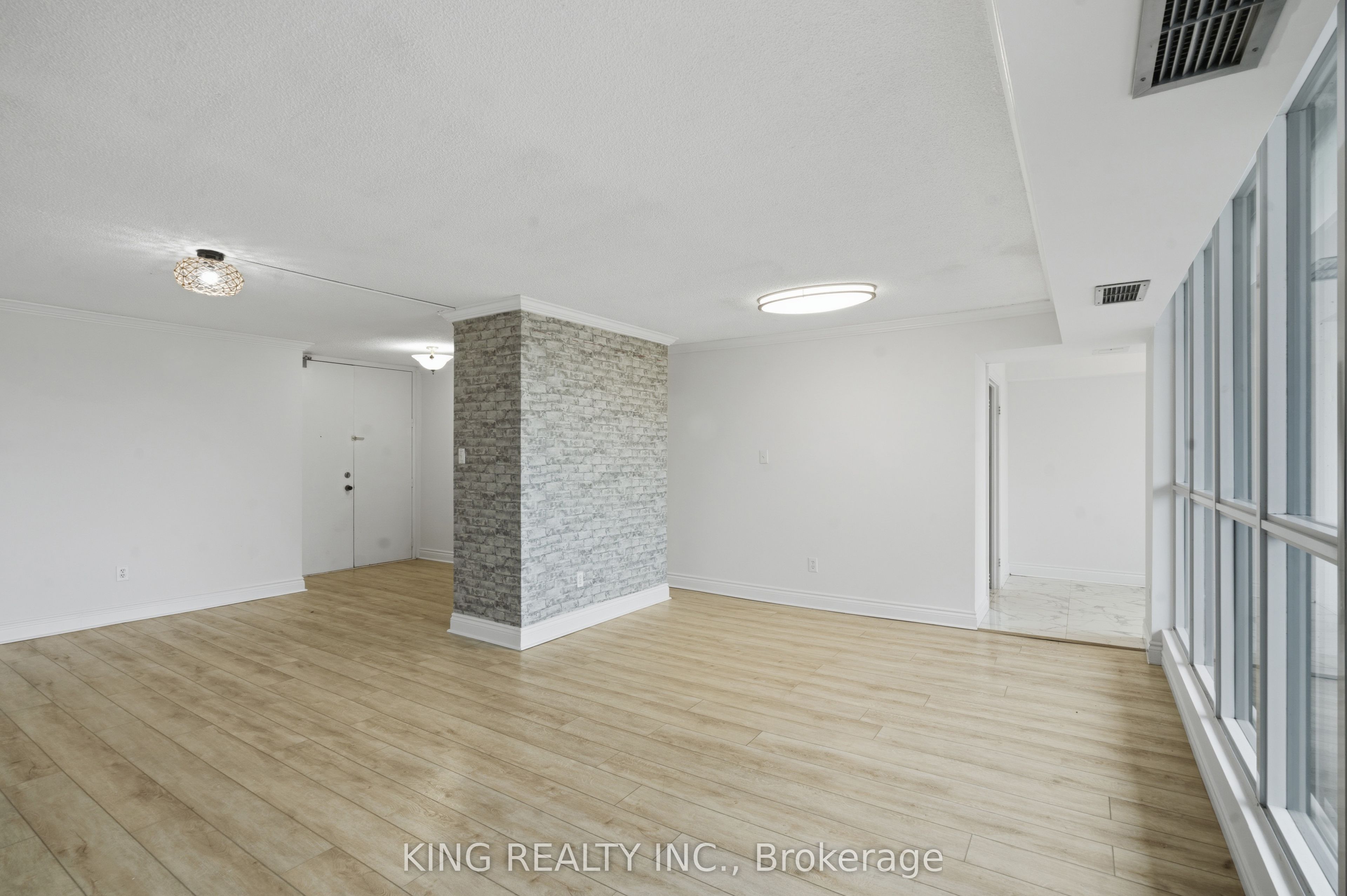 389 Dundas Street 701 Property Photo 9