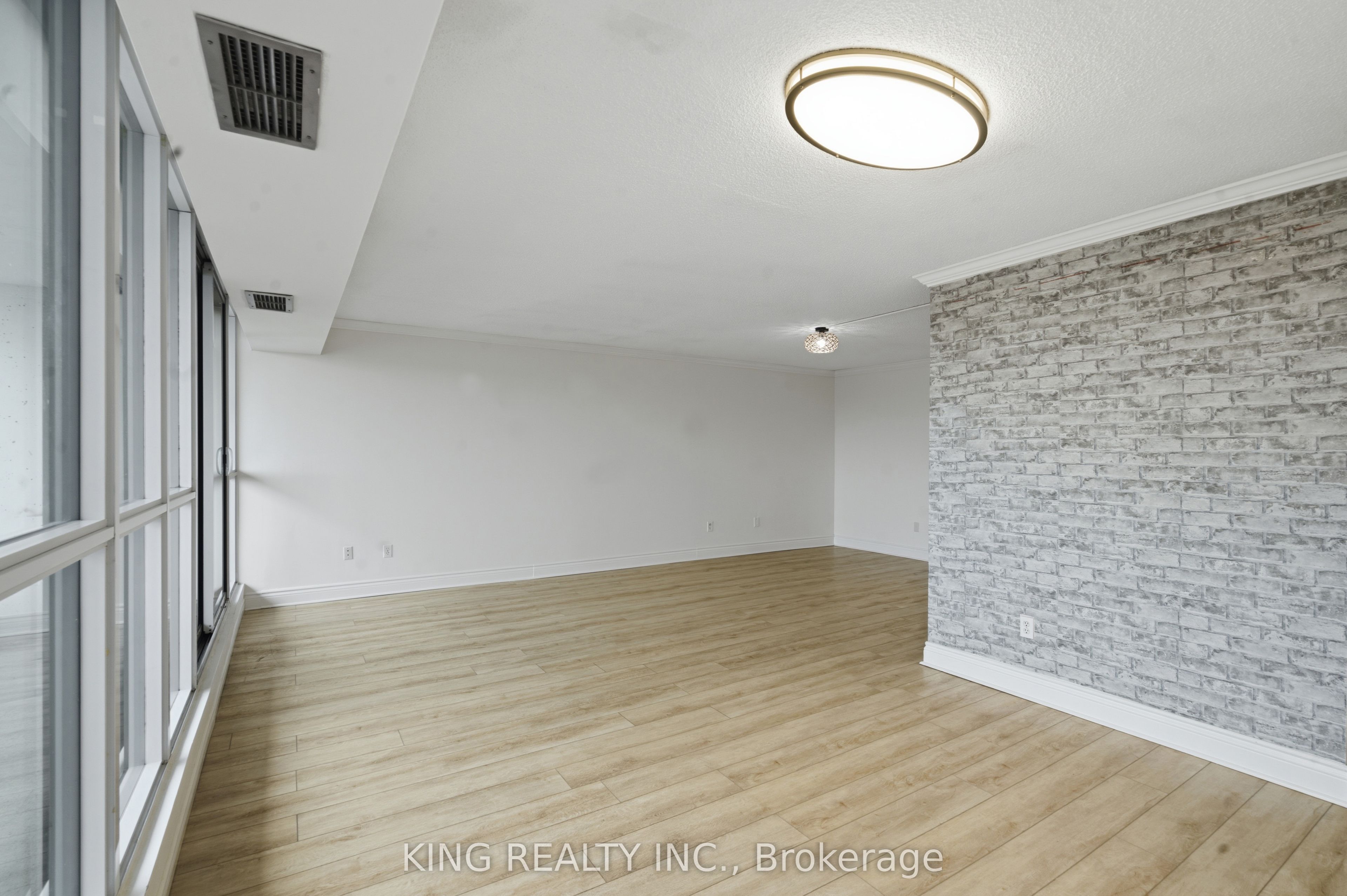 389 Dundas Street 701 Property Photo 12
