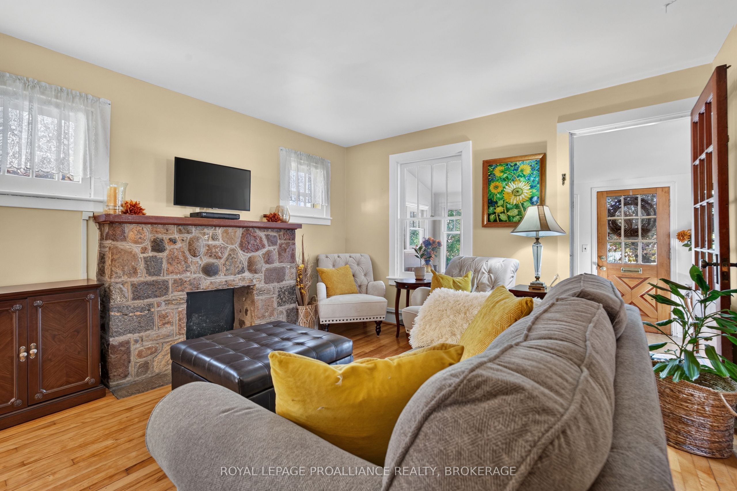 548 Division Street Property Photo 8