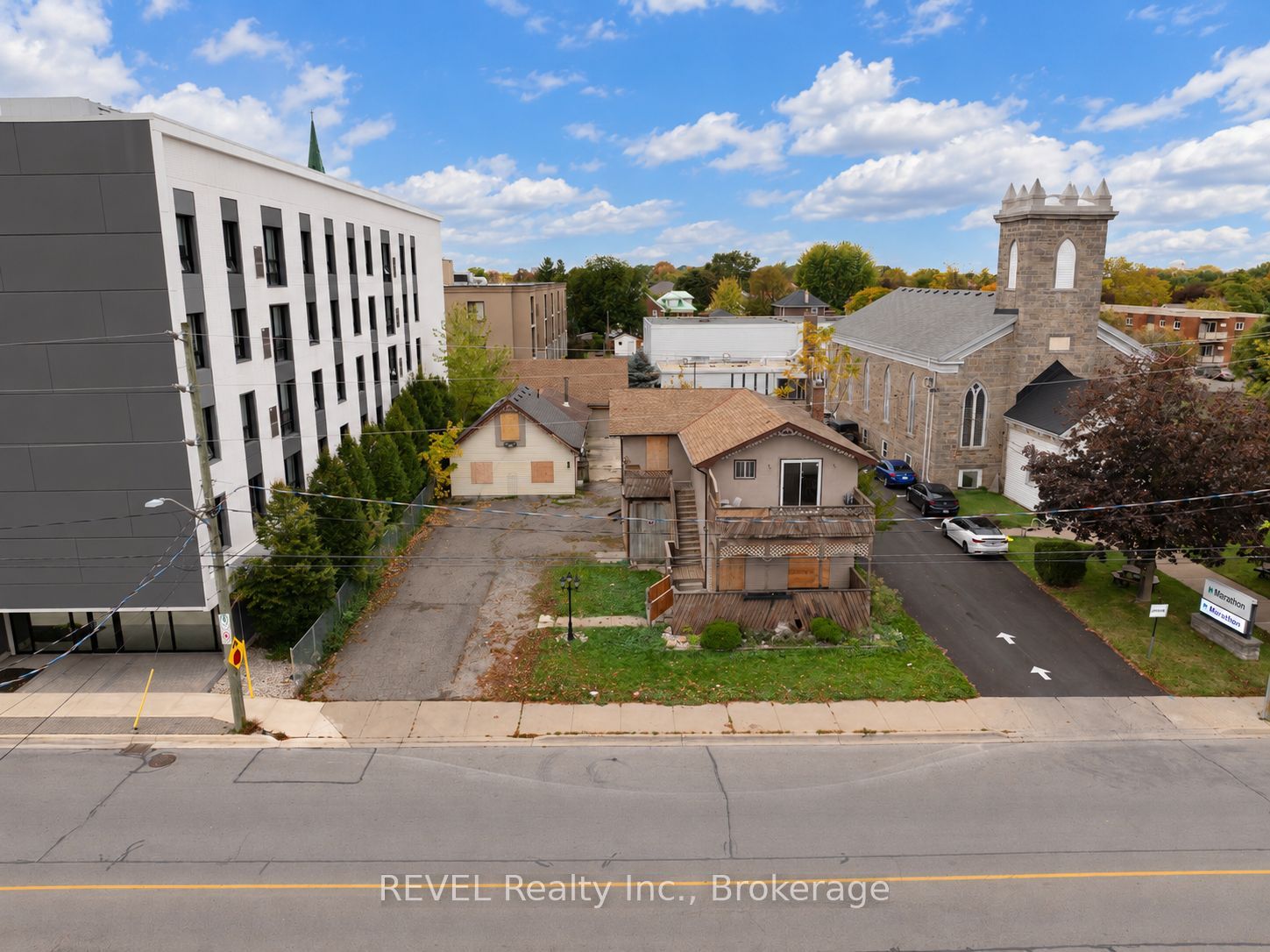 21 PINE Street S