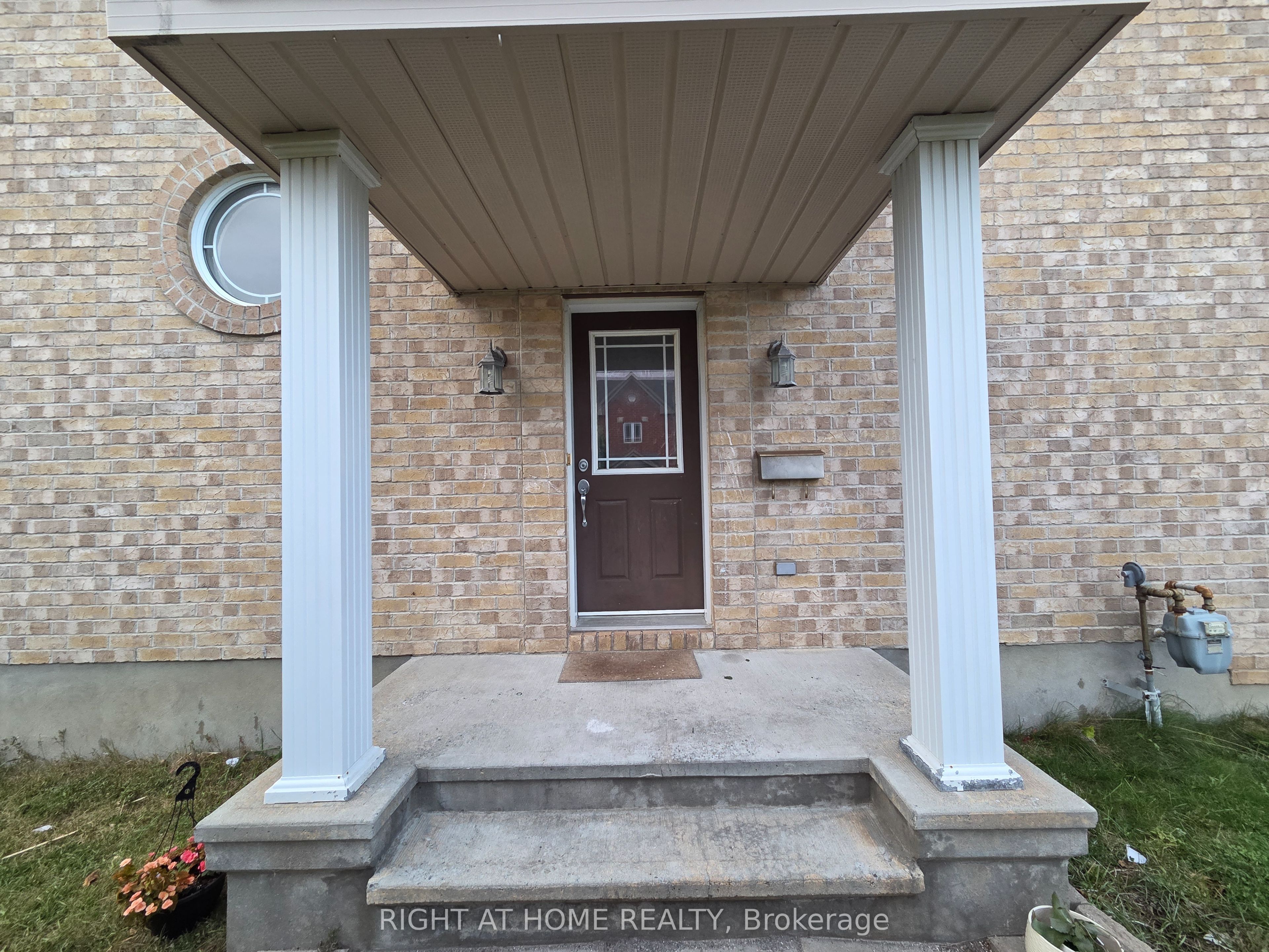 229 Leamington Way Property Photo 2