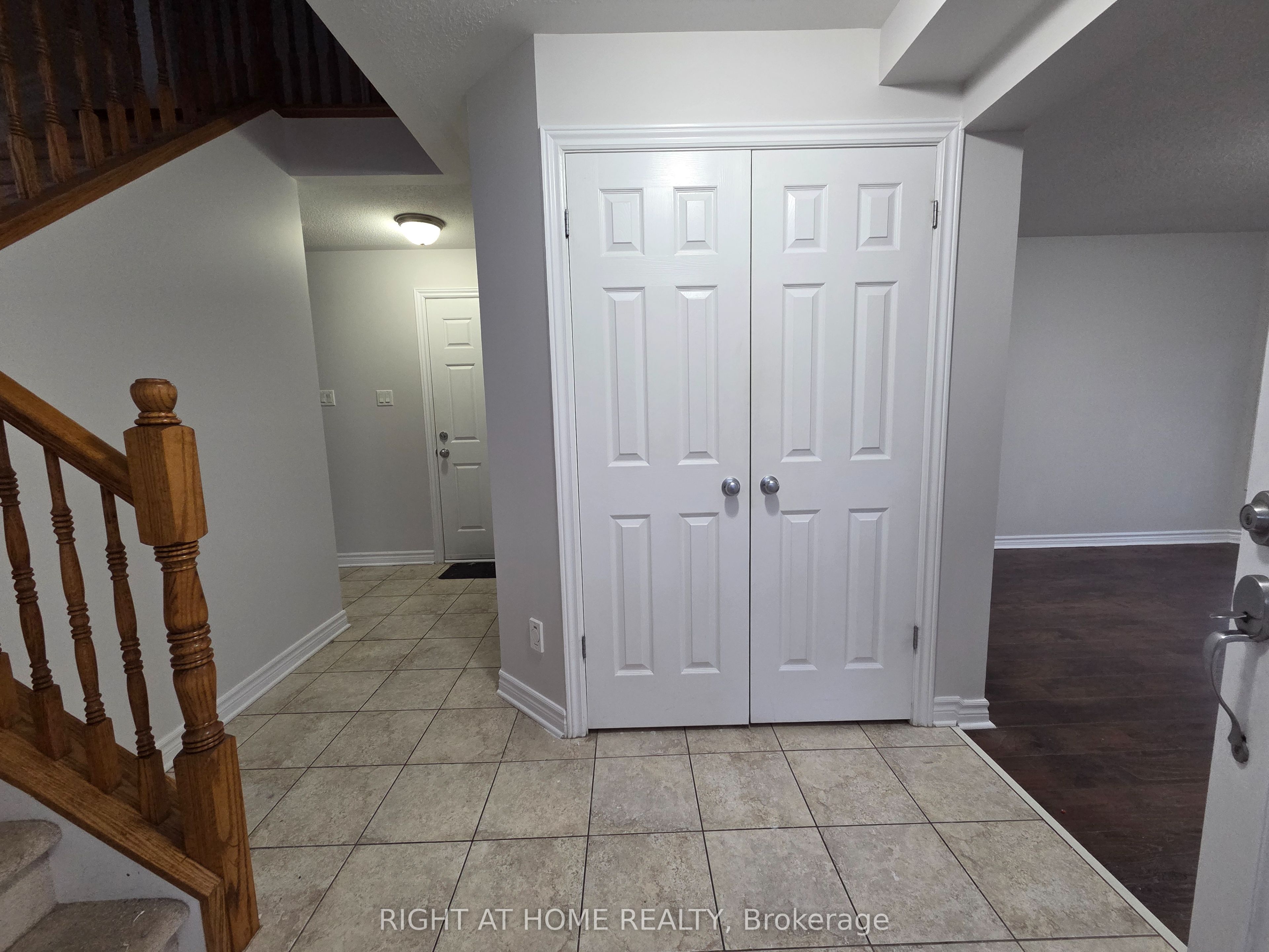 229 Leamington Way Property Photo 3