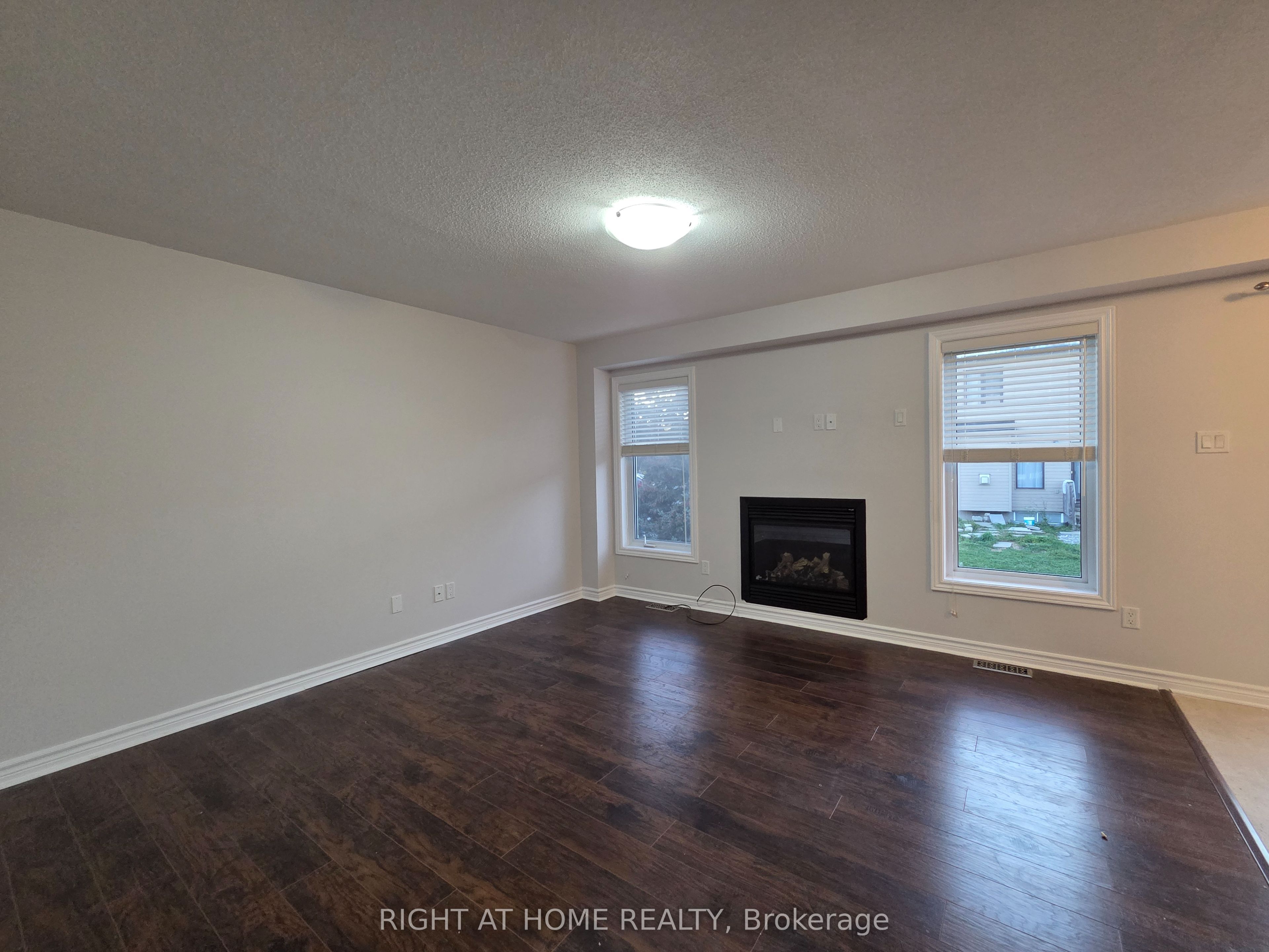 229 Leamington Way Property Photo 5