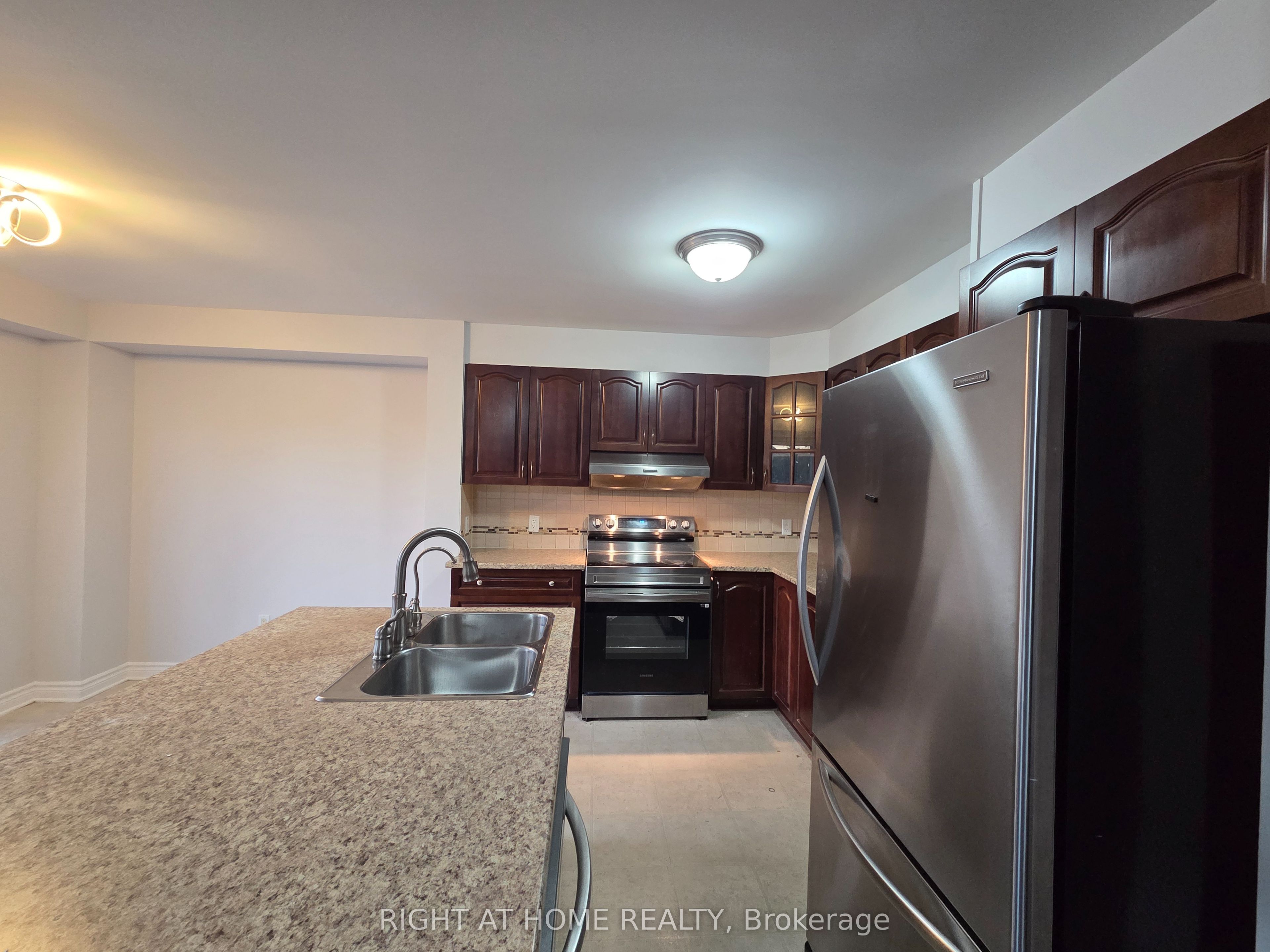 229 Leamington Way Property Photo 7