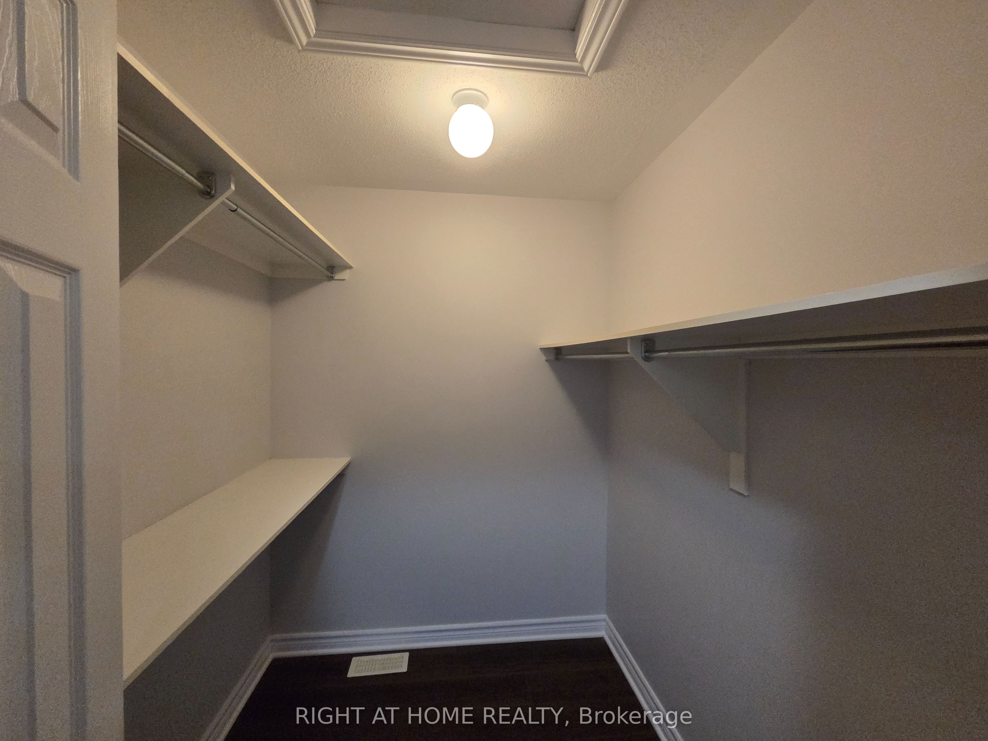 229 Leamington Way Property Photo 13