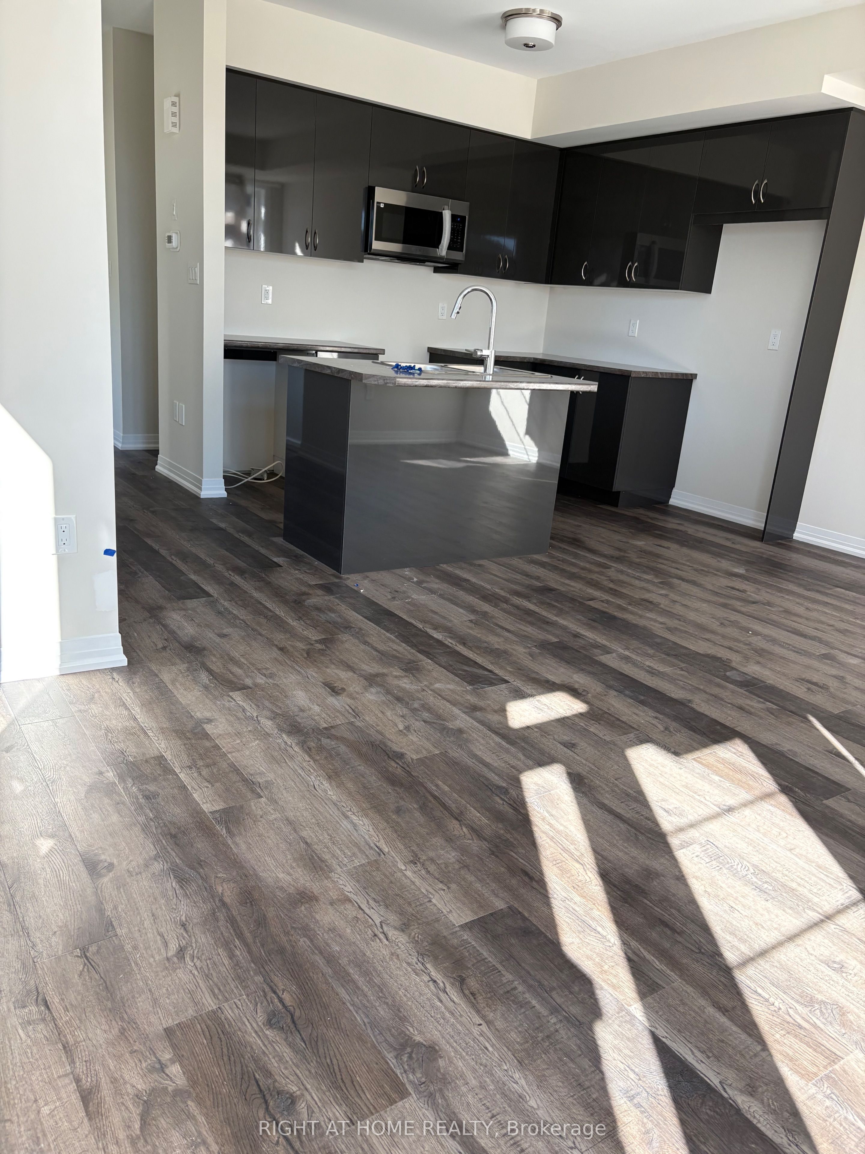 660 Colborne St Street W Property Photo 6