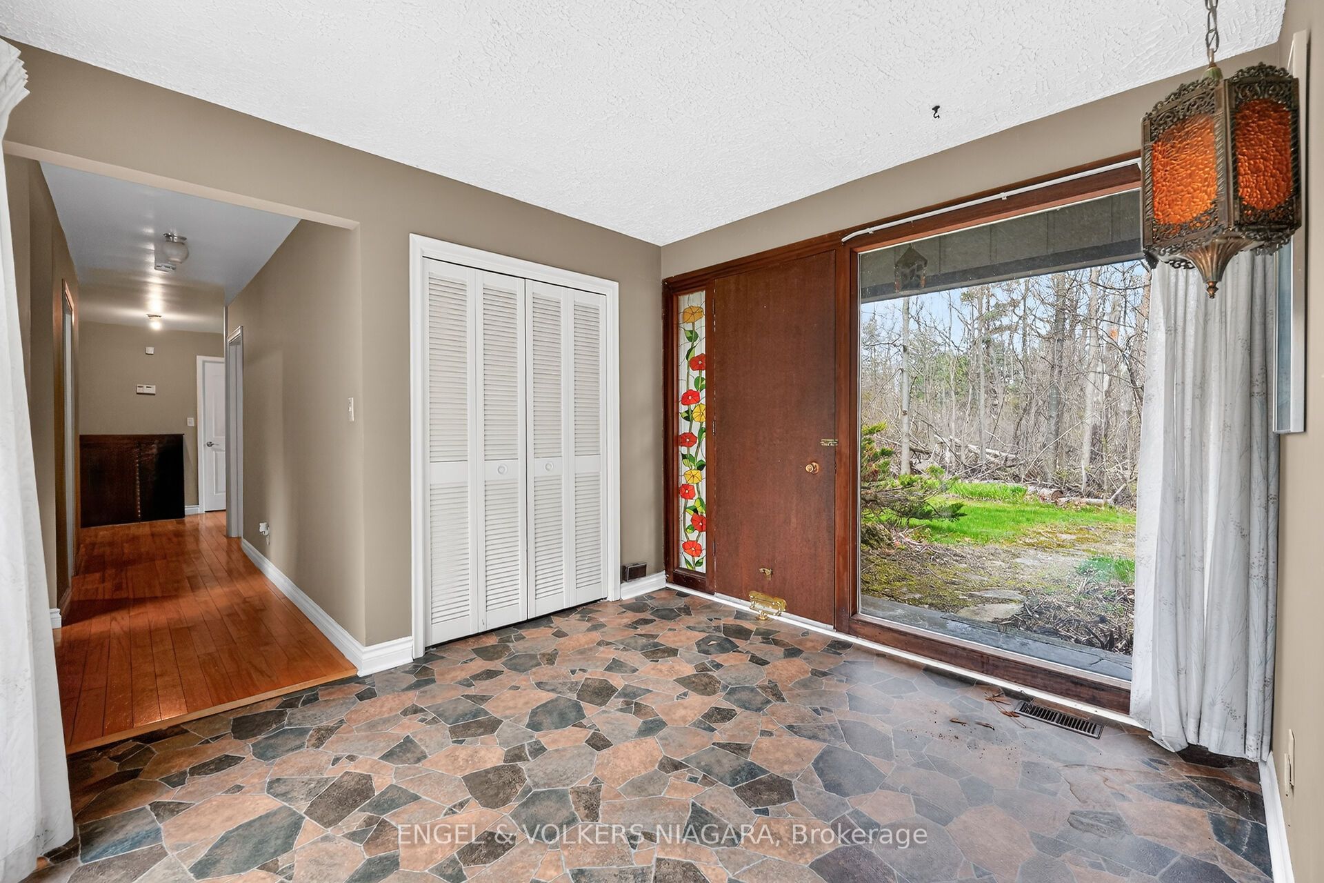 41 Park Road S Property Photo 16