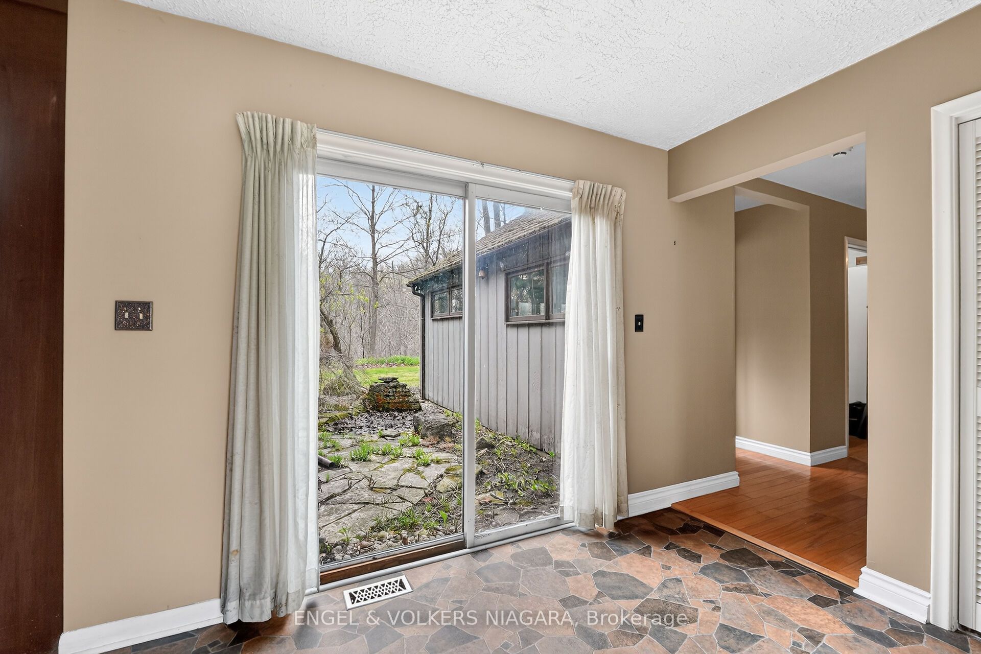 41 Park Road S Property Photo 17