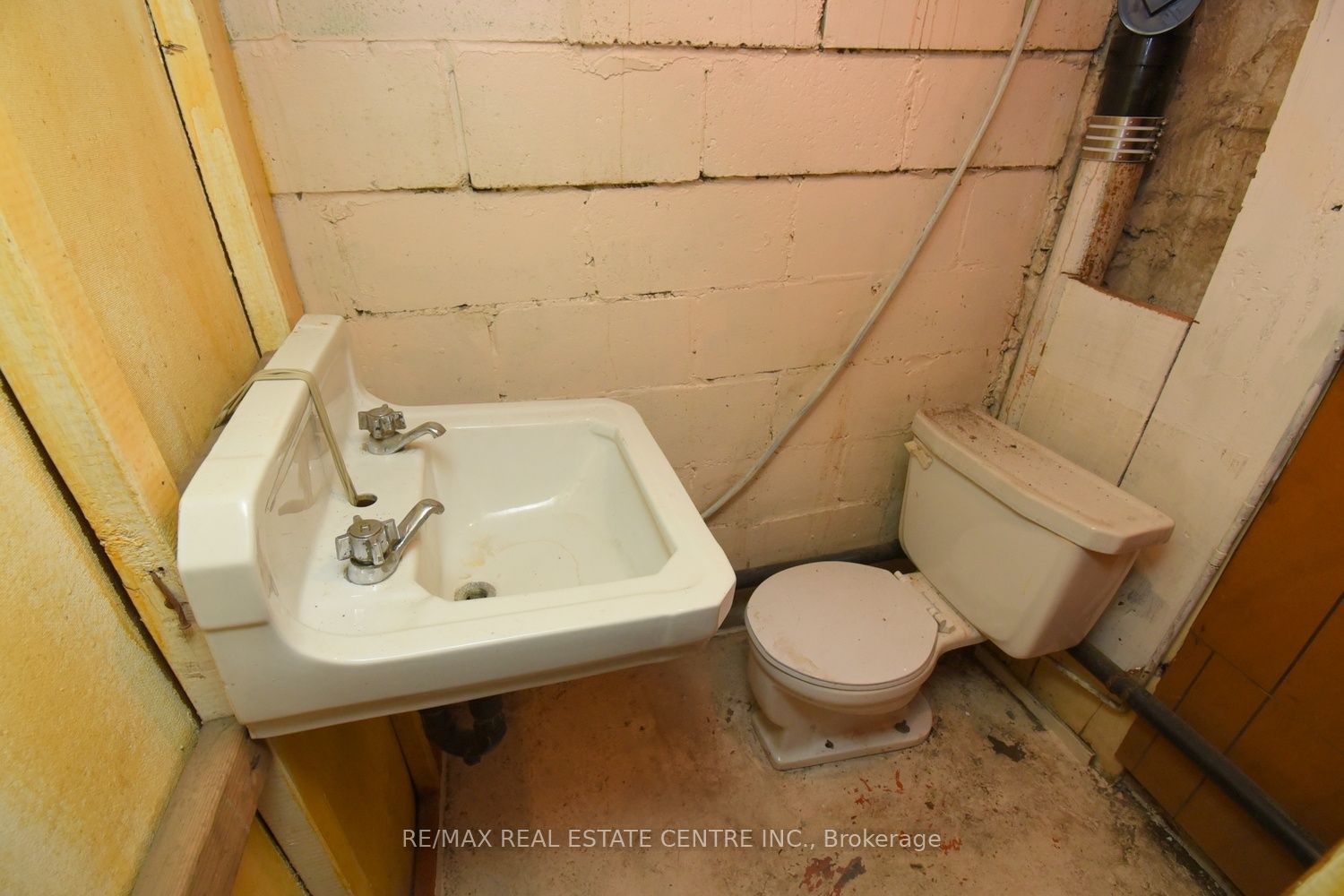 950 Barton Street E Property Photo 11