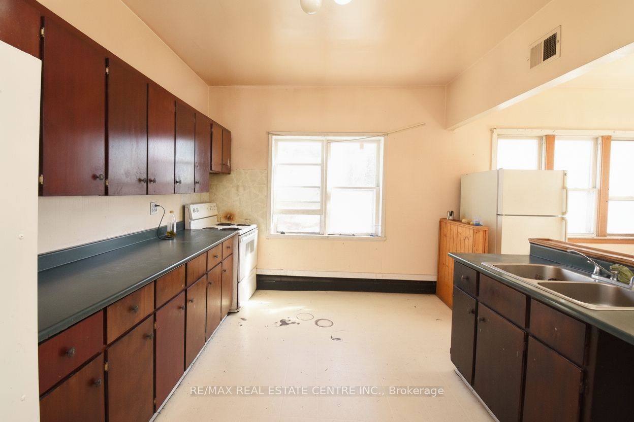 950 Barton Street E Property Photo 17