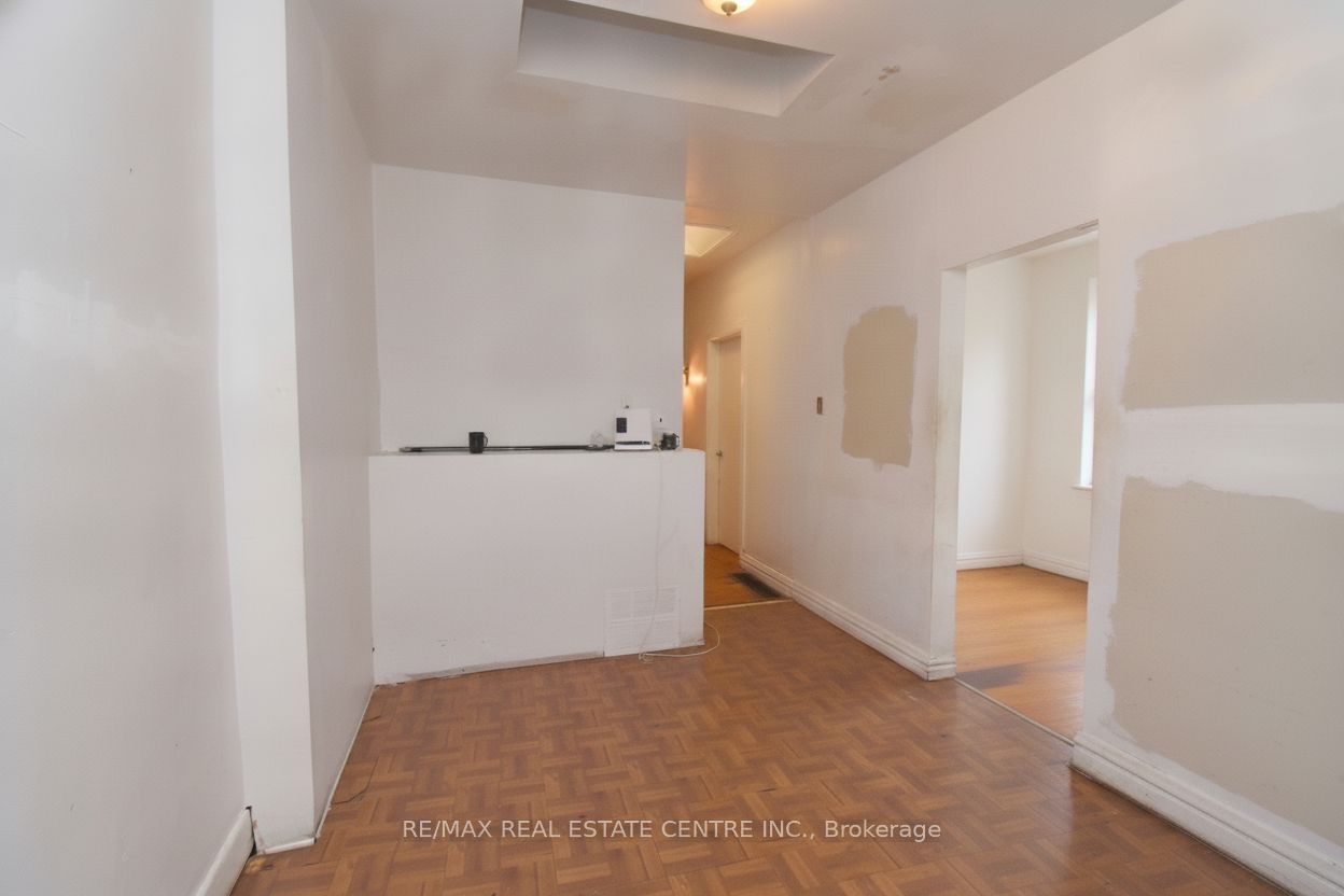 950 Barton Street E Property Photo 18