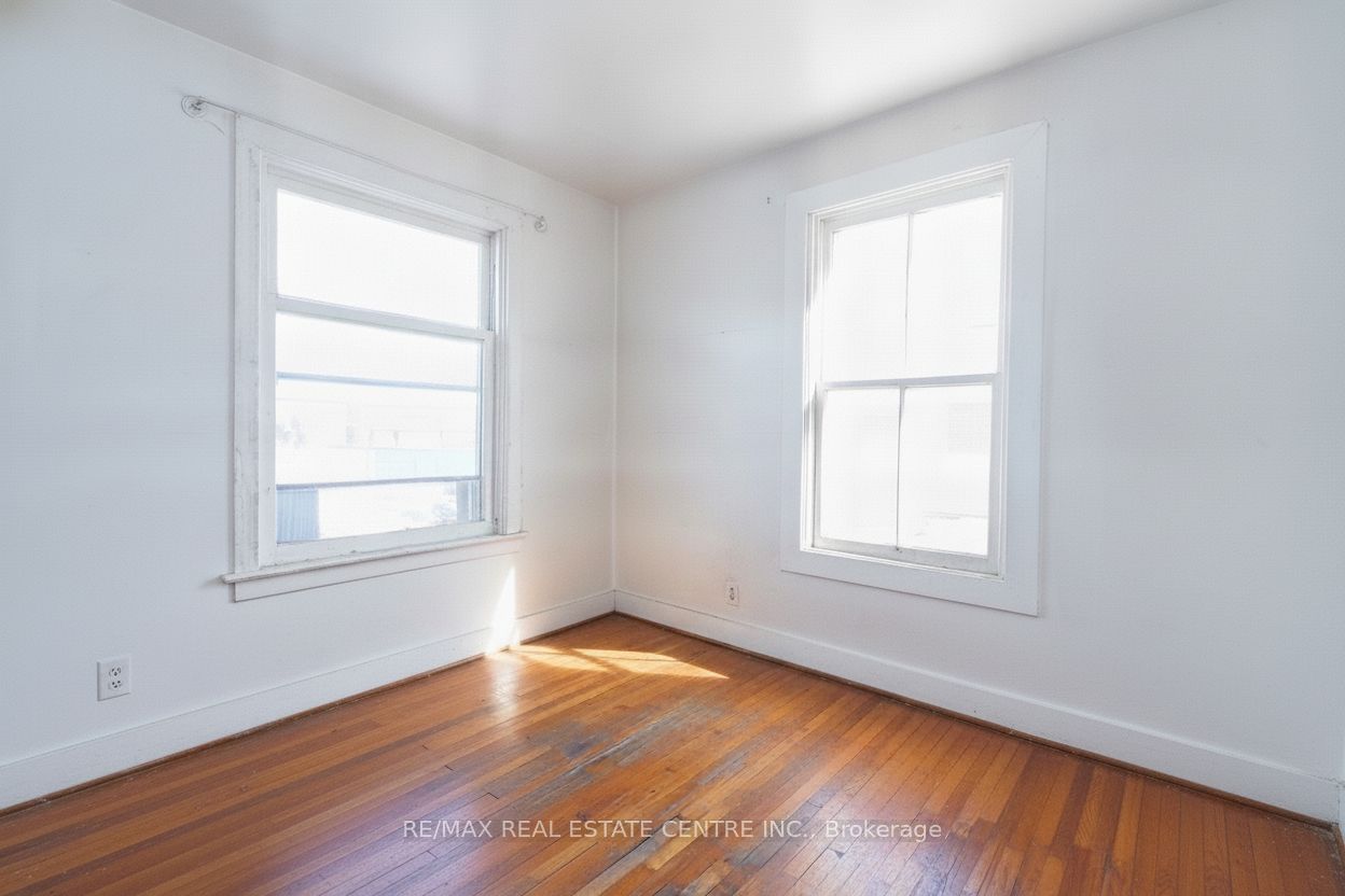 950 Barton Street E Property Photo 20