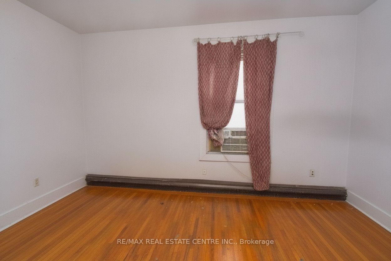 950 Barton Street E Property Photo 21