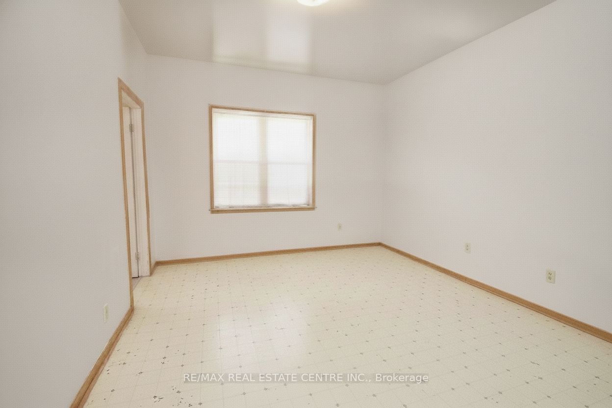 950 Barton Street E Property Photo 22