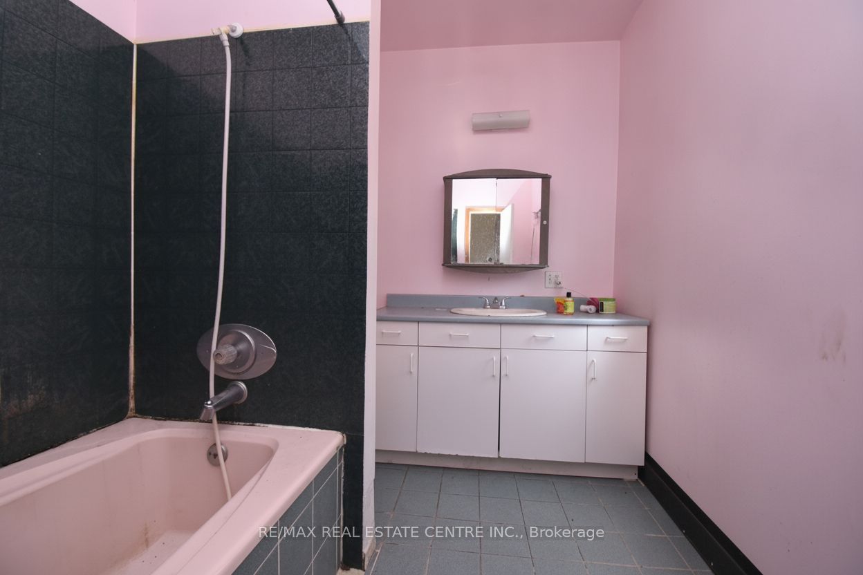 950 Barton Street E Property Photo 25