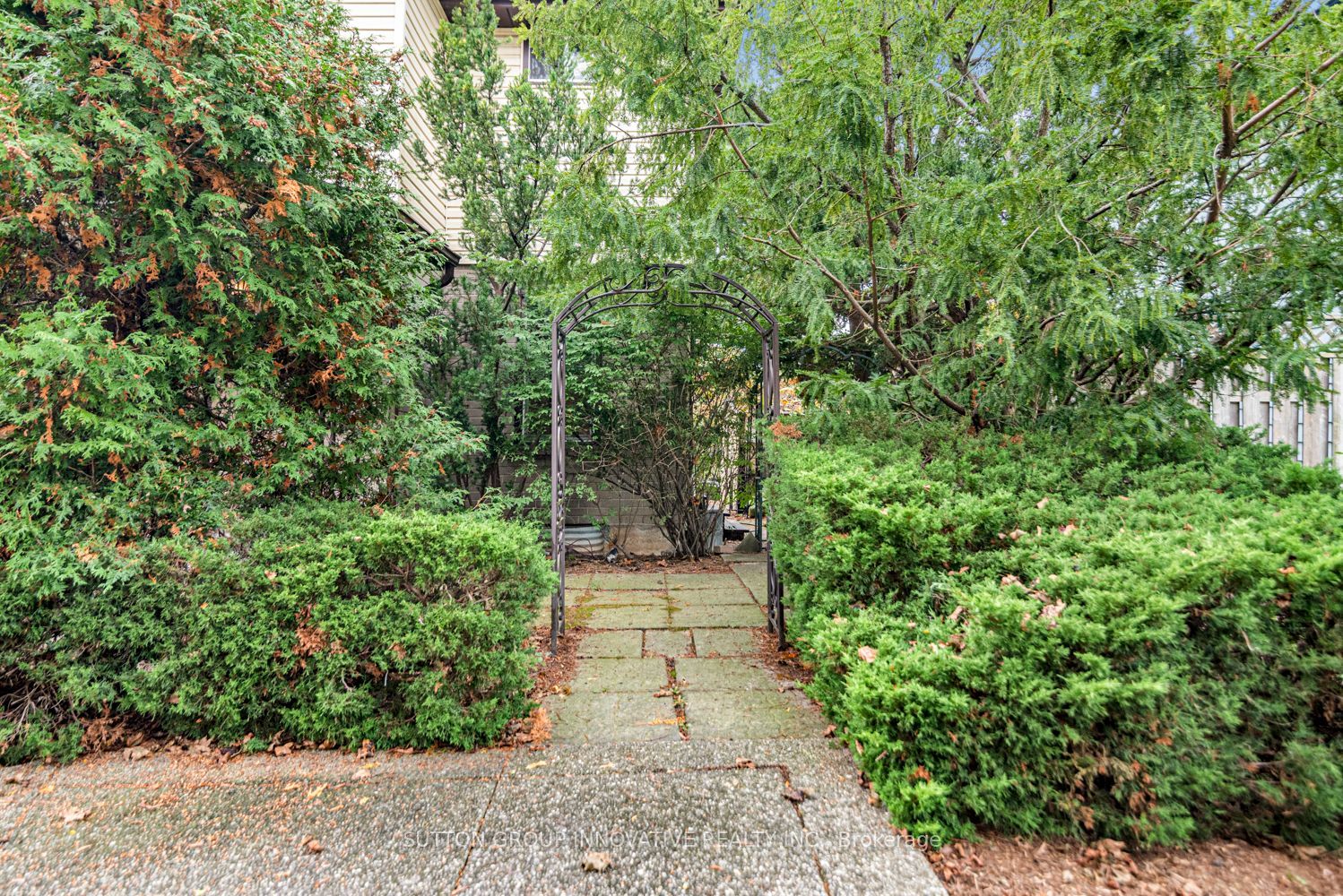 160 Birchcliffe Crescent Property Photo 6