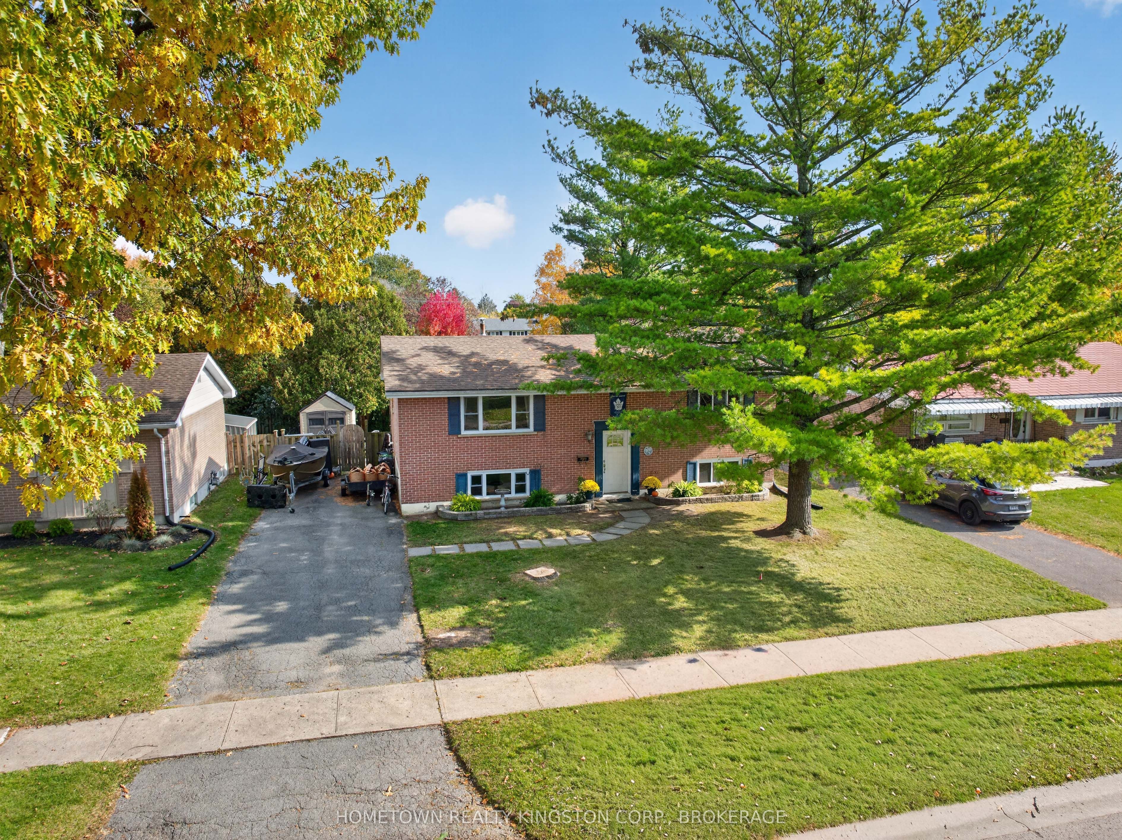 192 Camberley Crescent Property Photo 2