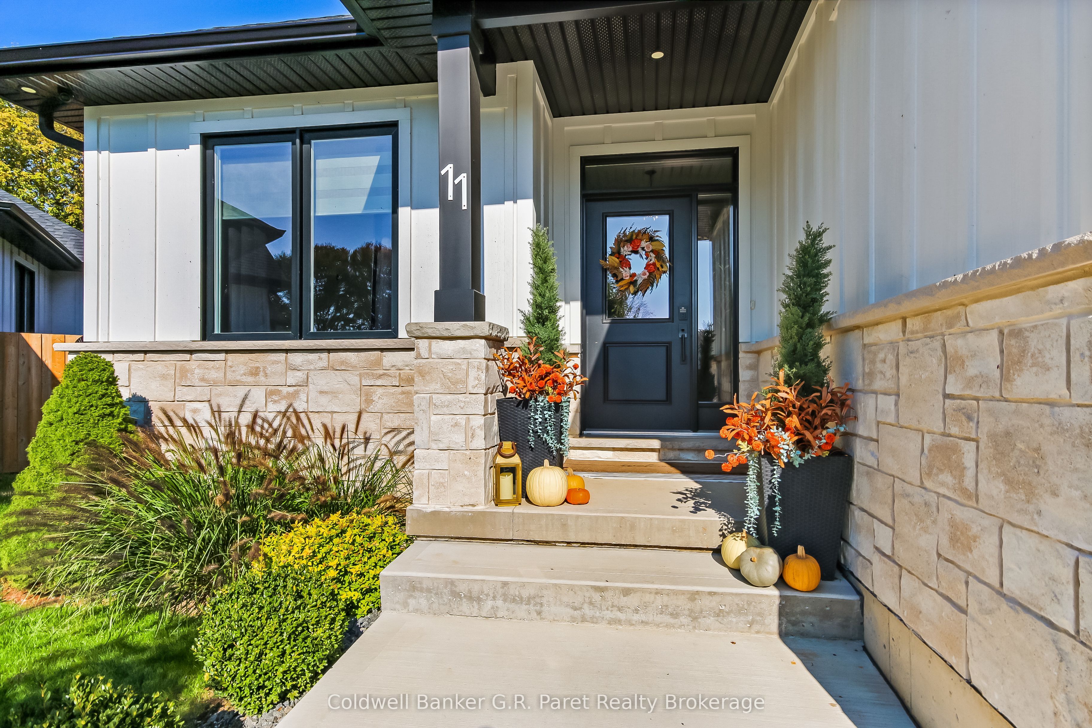 11 Macneil Court Property Photo 2
