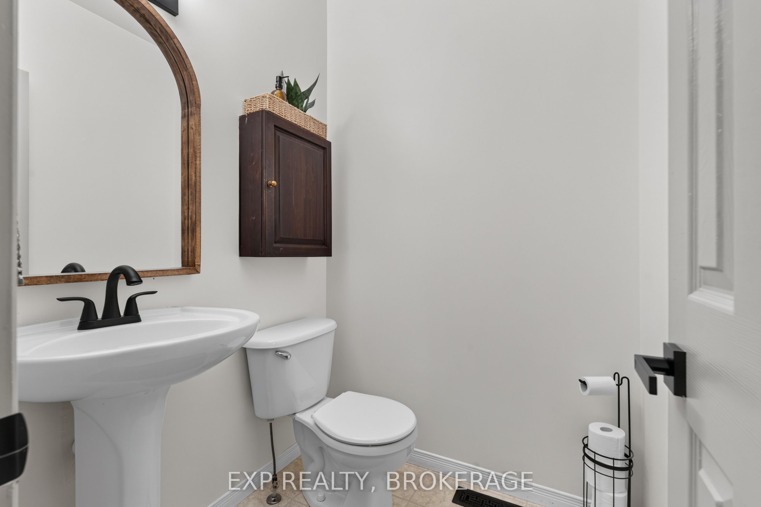 975 Rainbow Crescent Property Photo 8