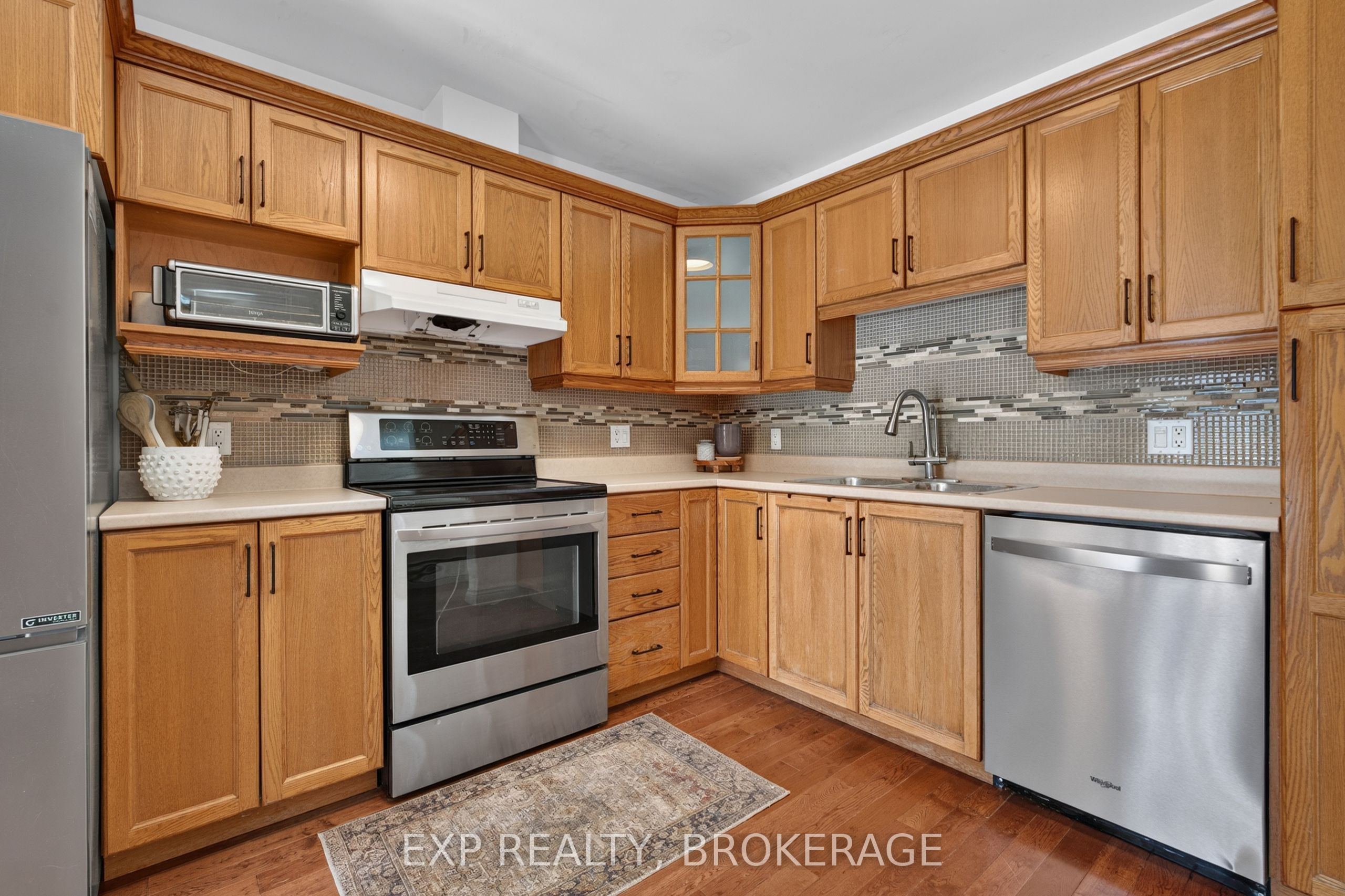 975 Rainbow Crescent Property Photo 18