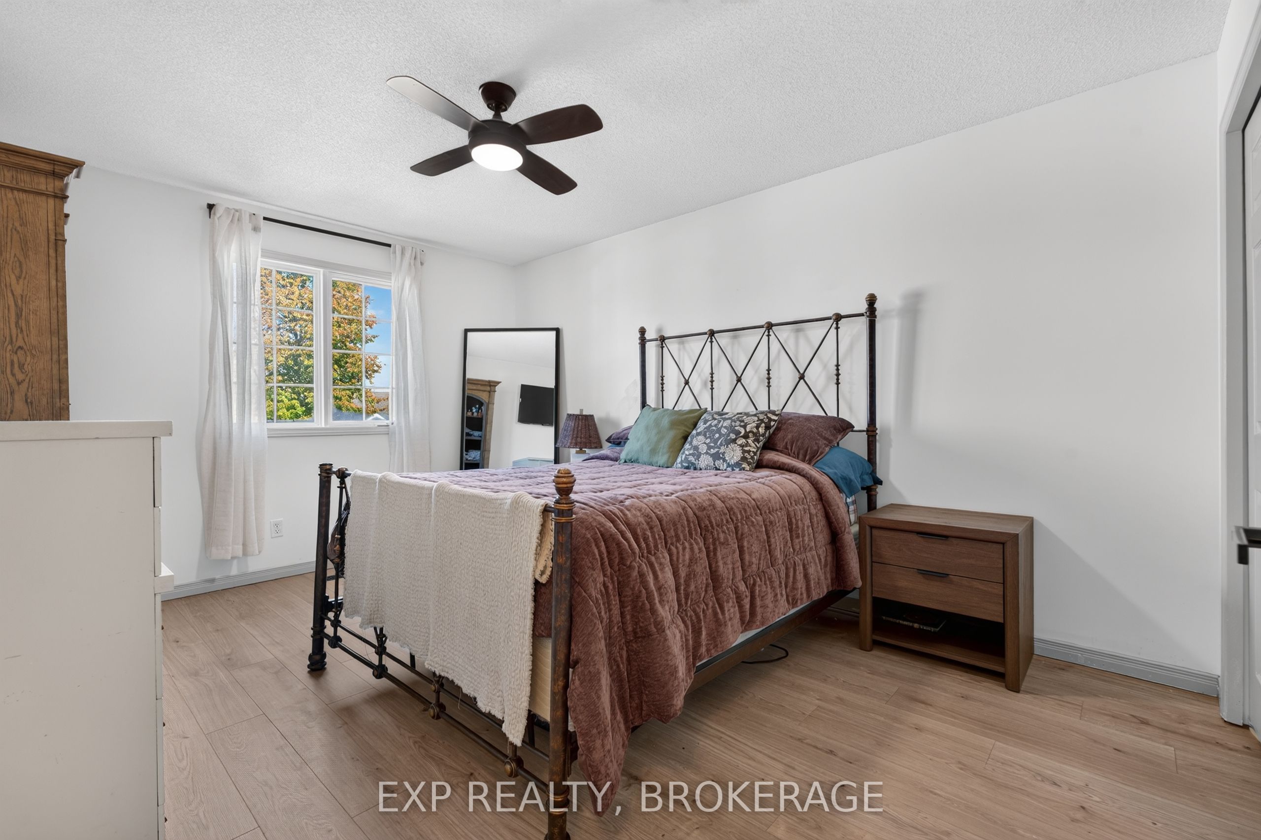 975 Rainbow Crescent Property Photo 22