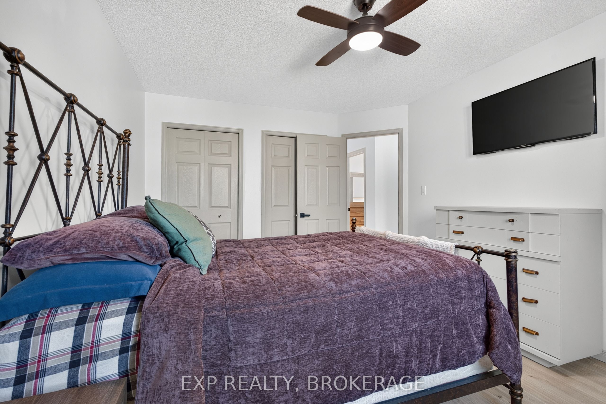 975 Rainbow Crescent Property Photo 24