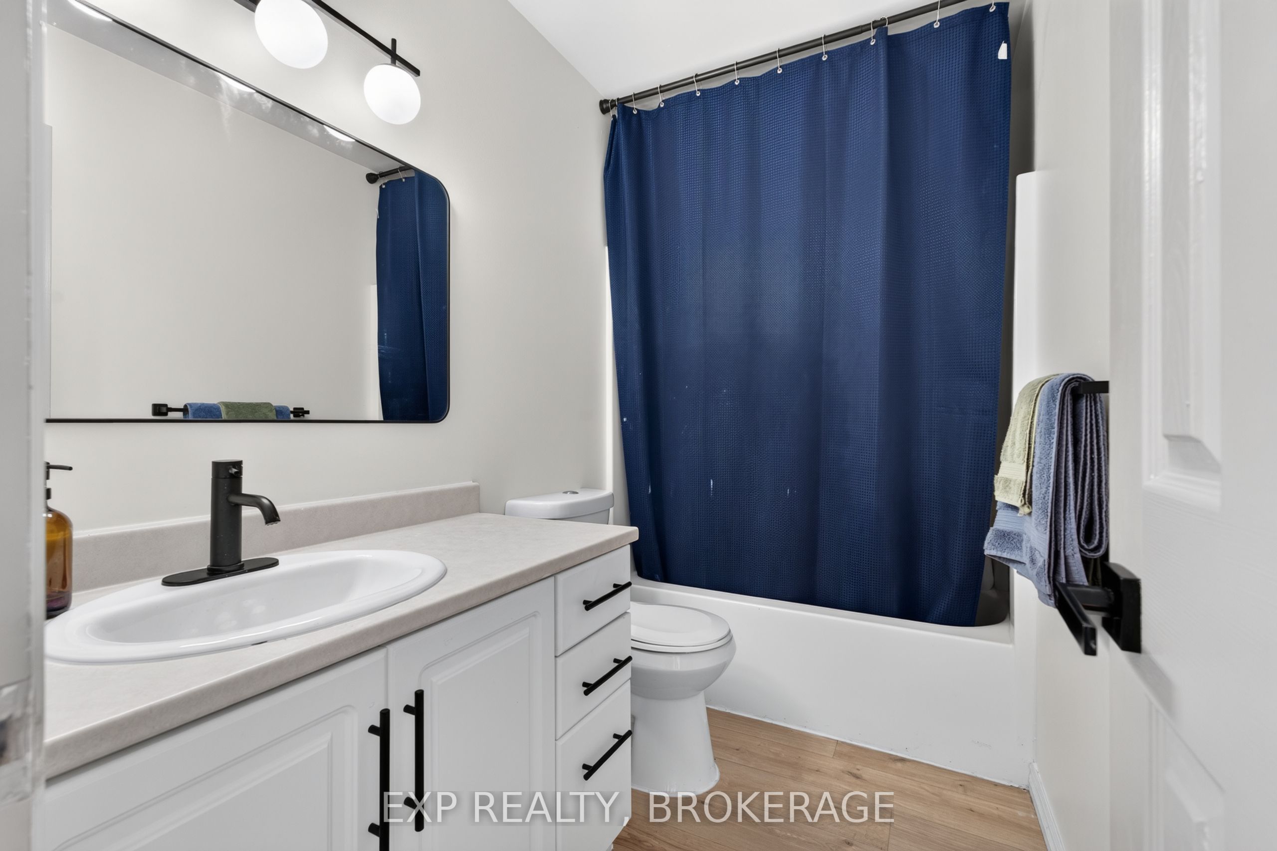 975 Rainbow Crescent Property Photo 25