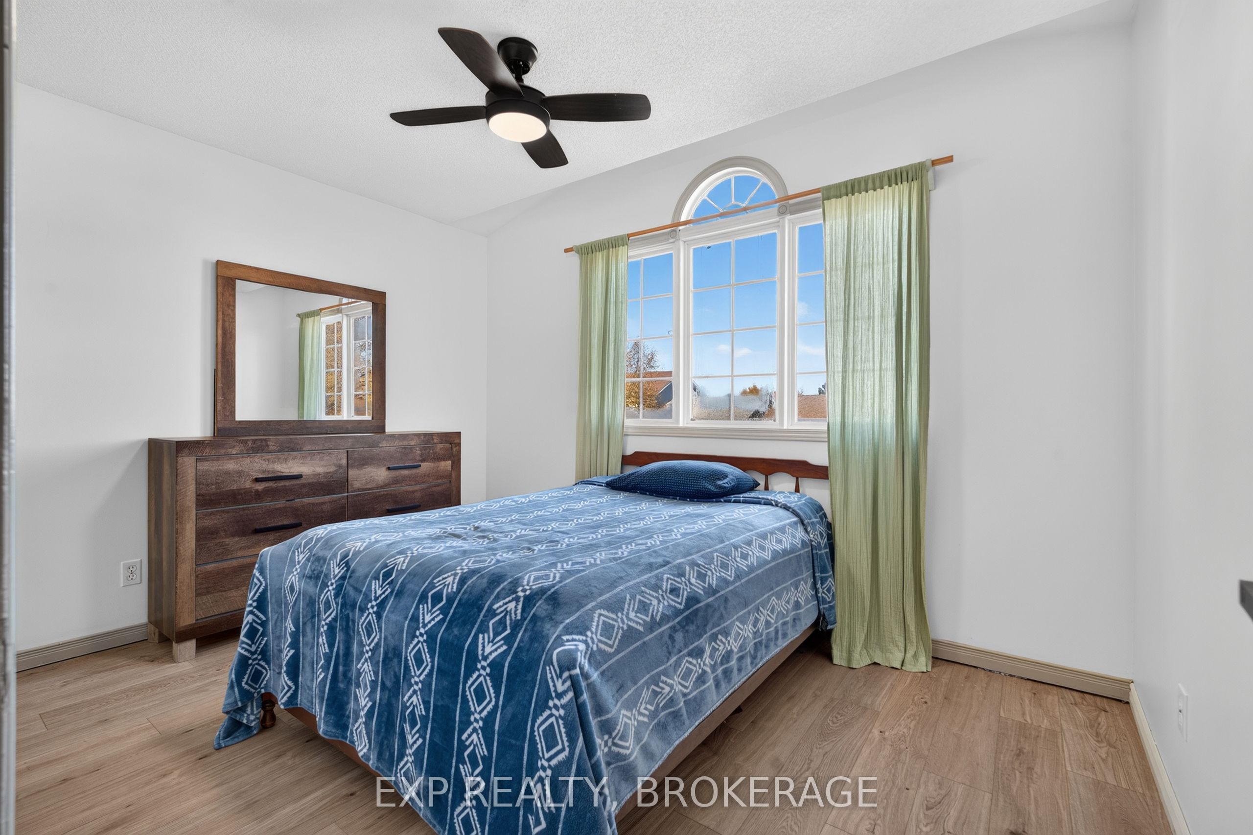 975 Rainbow Crescent Property Photo 26