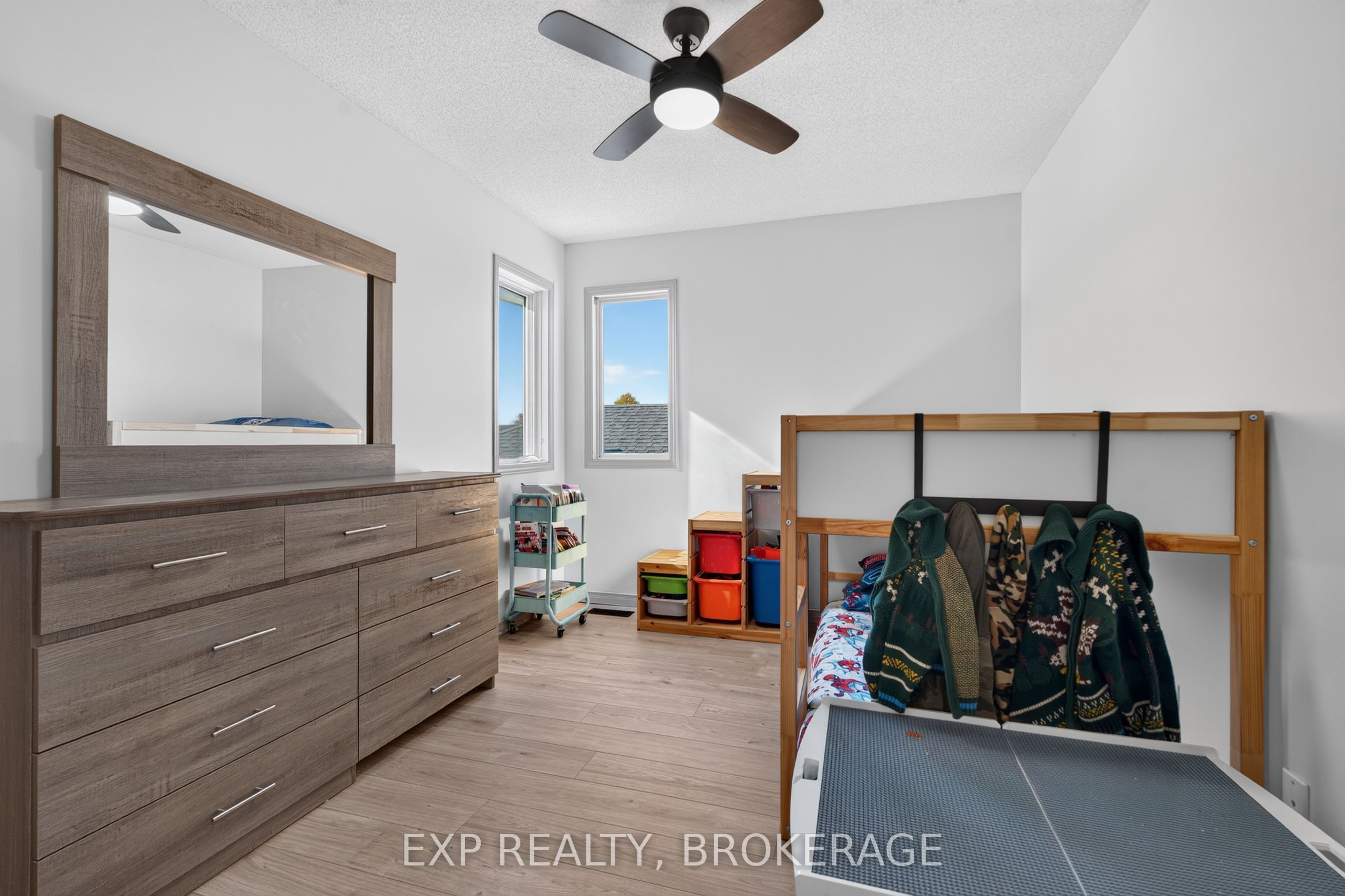 975 Rainbow Crescent Property Photo 28