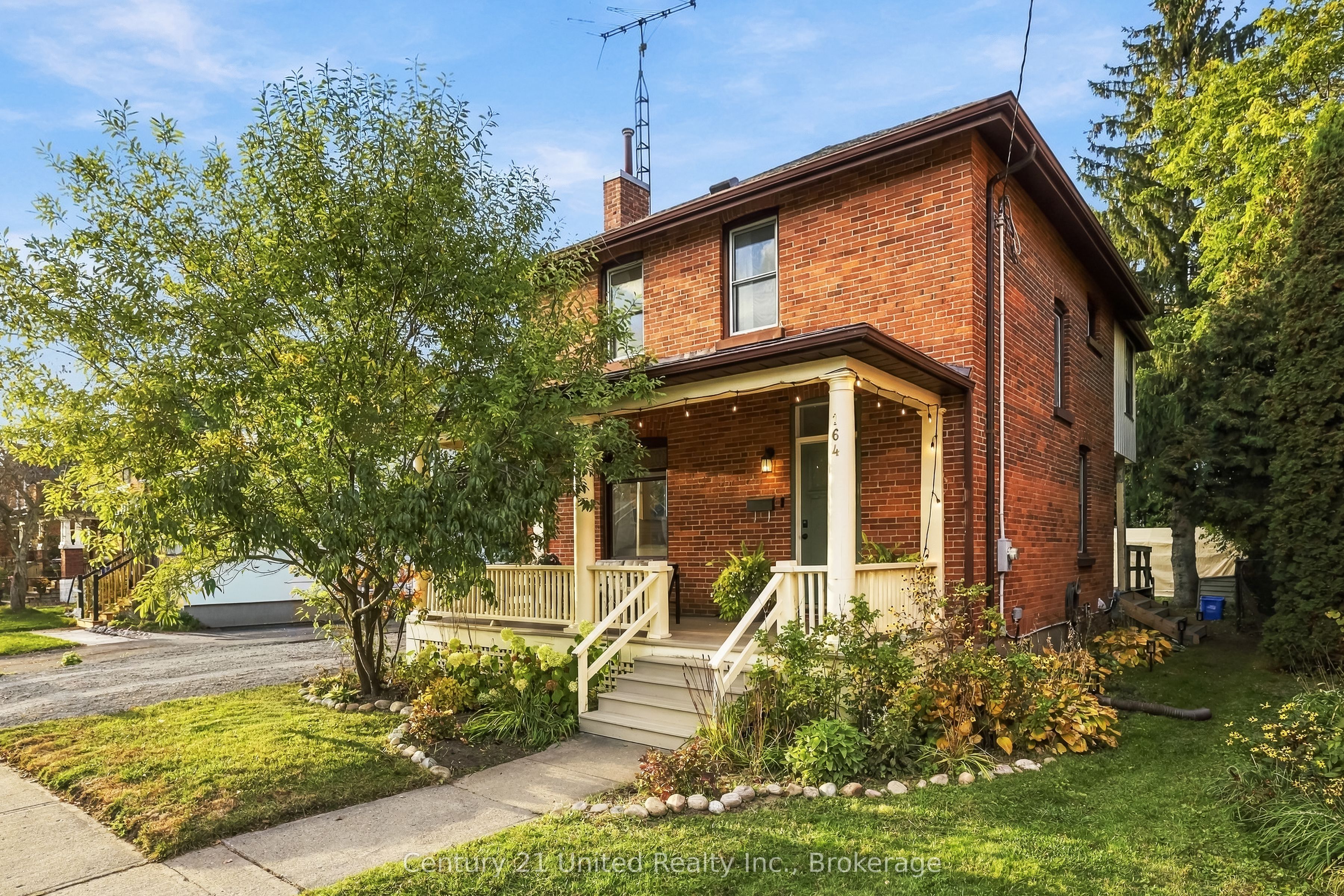 164 University Avenue W Property Photo 1