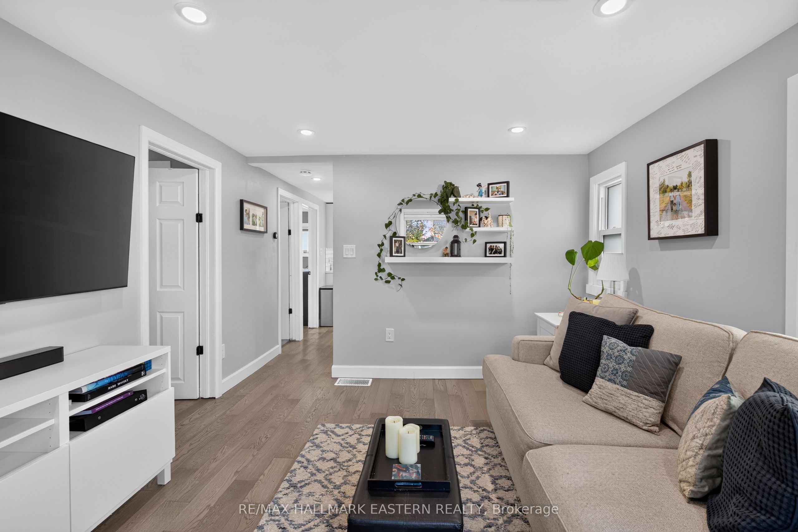 563 Howden Street Property Photo 8